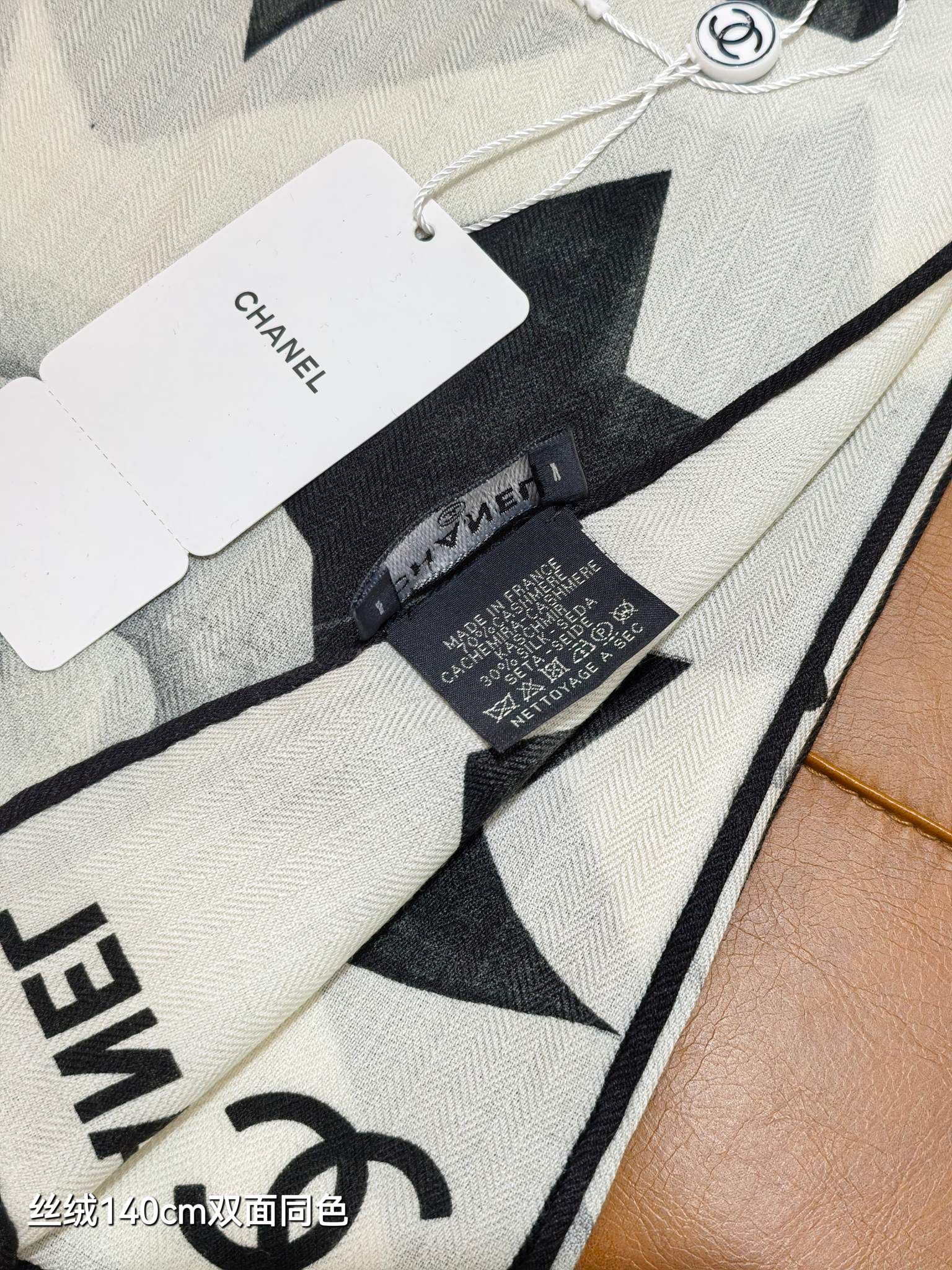 Chanel 一比一山茶花絲巾 白底黑花圖樣 雙面同色 140cm藝術單品|超A仿原單精品圖片 10 Chanel 一比一山茶花絲巾 白底黑花圖樣 雙面同色 140cm藝術單品|歐美奢侈品精品推薦