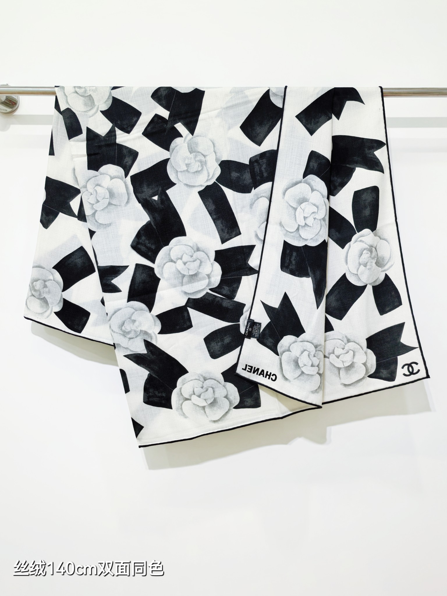 Chanel 一比一山茶花絲巾 白底黑花圖樣 雙面同色 140cm藝術單品|超A仿原單精品圖片 9 Chanel 一比一山茶花絲巾 白底黑花圖樣 雙面同色 140cm藝術單品|歐美奢侈品精品推薦