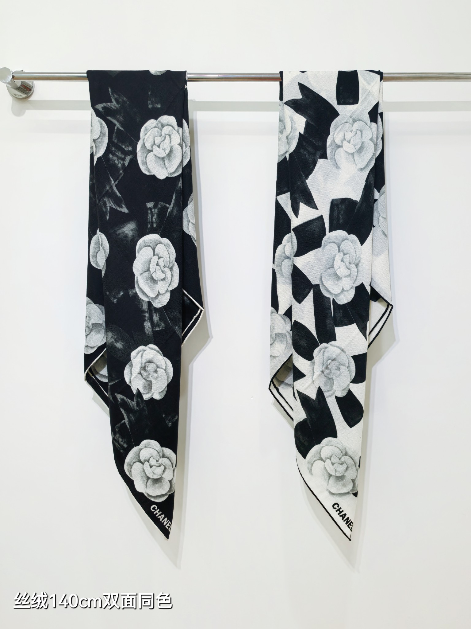 Chanel 一比一山茶花絲巾 白底黑花圖樣 雙面同色 140cm藝術單品|超A仿原單精品圖片 7 Chanel 一比一山茶花絲巾 白底黑花圖樣 雙面同色 140cm藝術單品|歐美奢侈品精品推薦