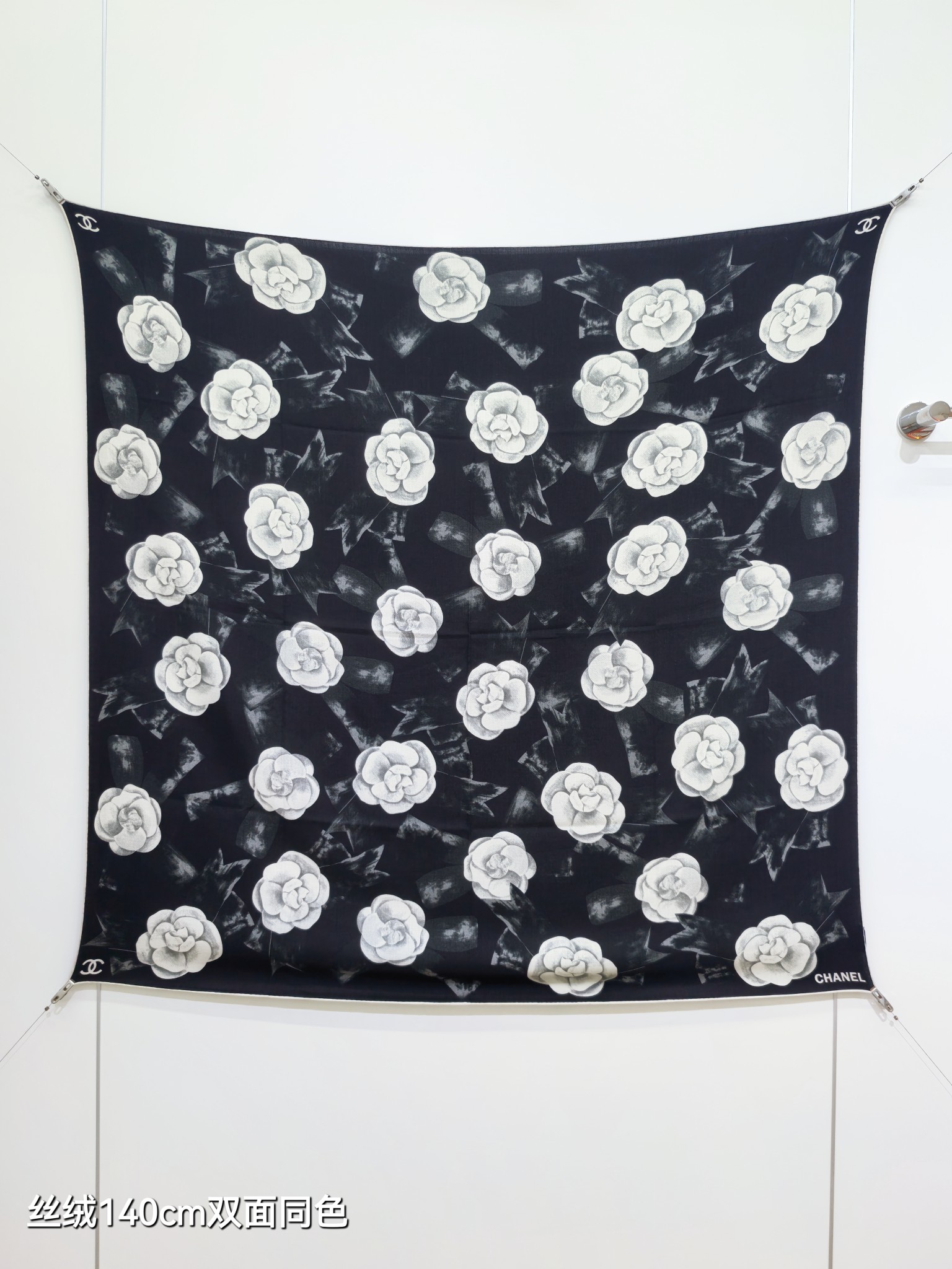 Chanel A貨山茶花絲巾 黑底白花對比設計款 140cm藝術感圍巾｜歐美奢侈品精品推薦