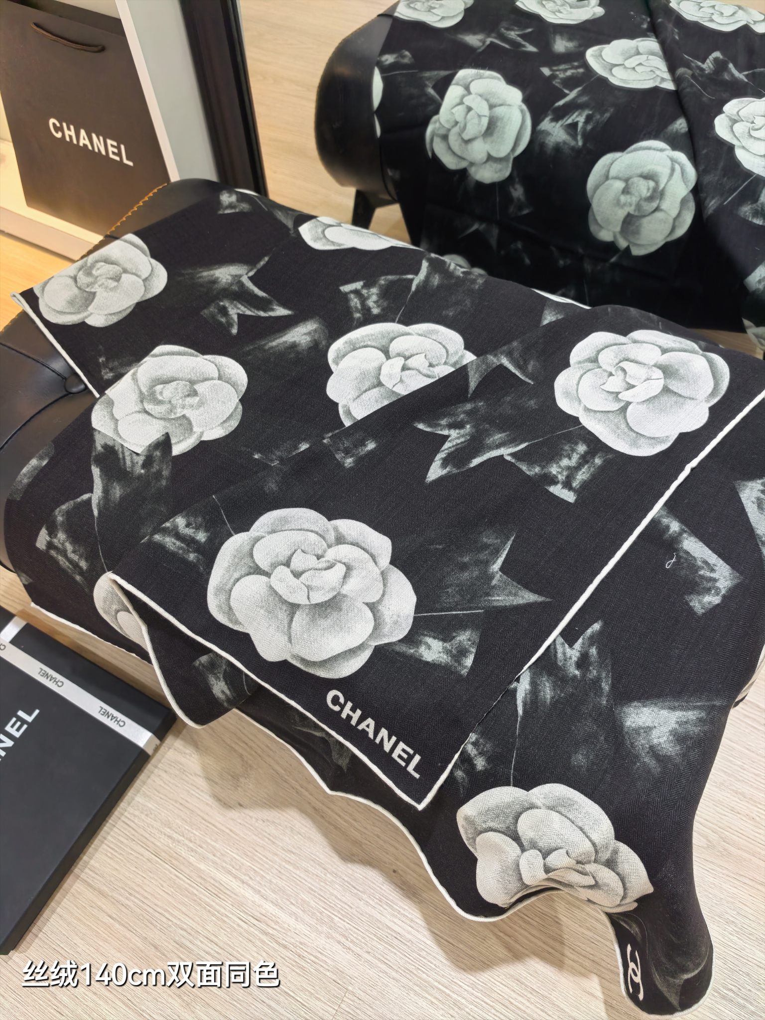 Chanel A貨山茶花絲巾 黑底白花對比設計款 140cm藝術感圍巾｜歐美奢侈品精品推薦