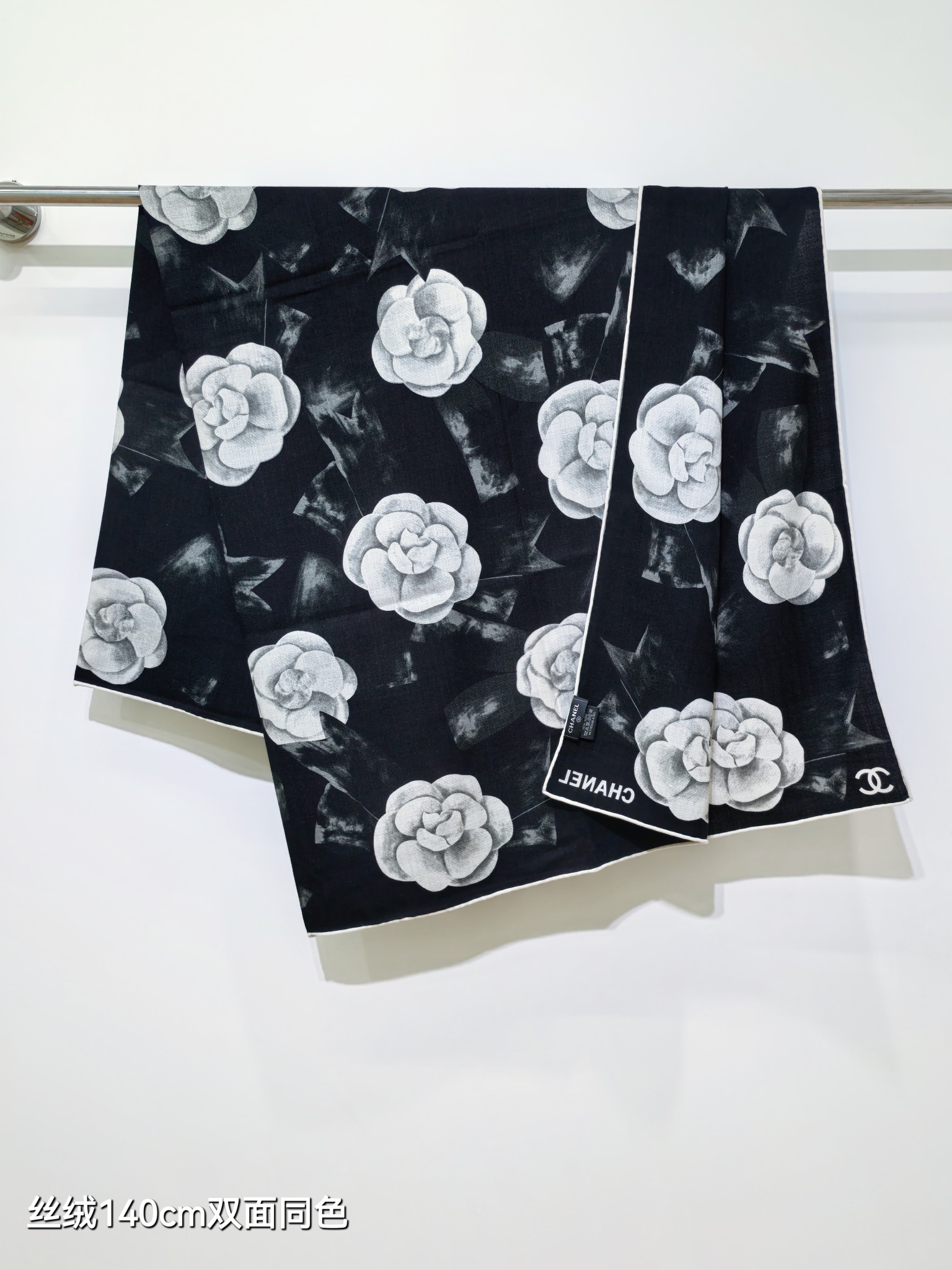 Chanel A貨山茶花絲巾 黑底白花對比設計款 140cm藝術感圍巾｜歐美奢侈品精品推薦