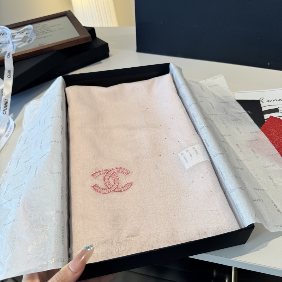 Chanel 高仿雙C刺繡絲巾 粉紅柔霧色 輕奢質感款氣質單品