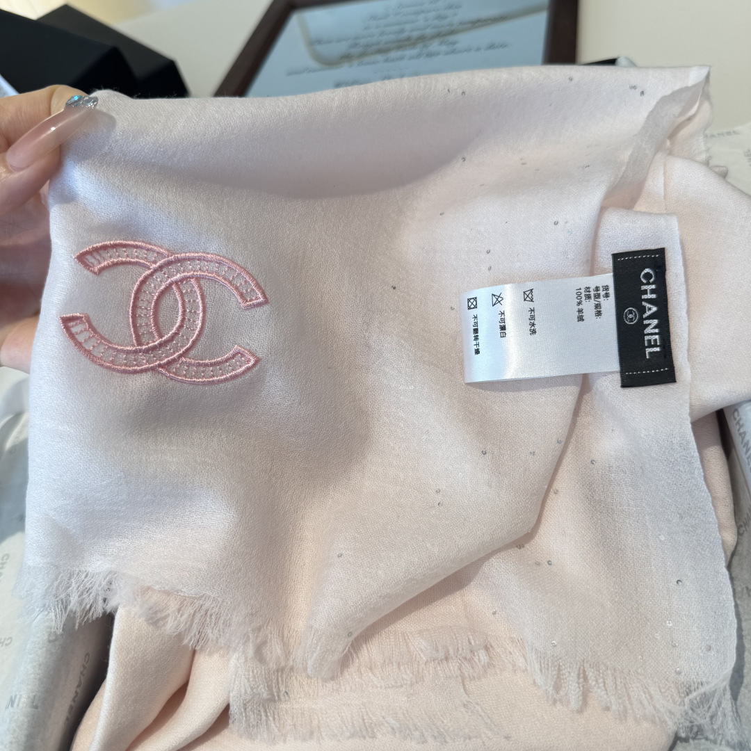Chanel 高仿雙C刺繡絲巾 粉紅柔霧色 輕奢質感款氣質單品|超A仿原單精品圖片 11 Chanel 高仿雙C刺繡絲巾 粉紅柔霧色 輕奢質感款氣質單品|歐美奢侈品精品推薦