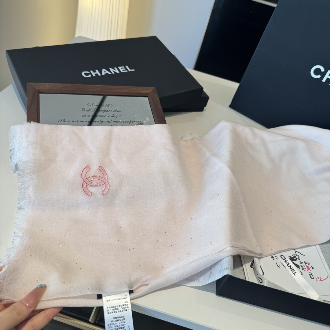 Chanel 高仿雙C刺繡絲巾 粉紅柔霧色 輕奢質感款氣質單品|超A仿原單精品圖片 10 Chanel 高仿雙C刺繡絲巾 粉紅柔霧色 輕奢質感款氣質單品|歐美奢侈品精品推薦