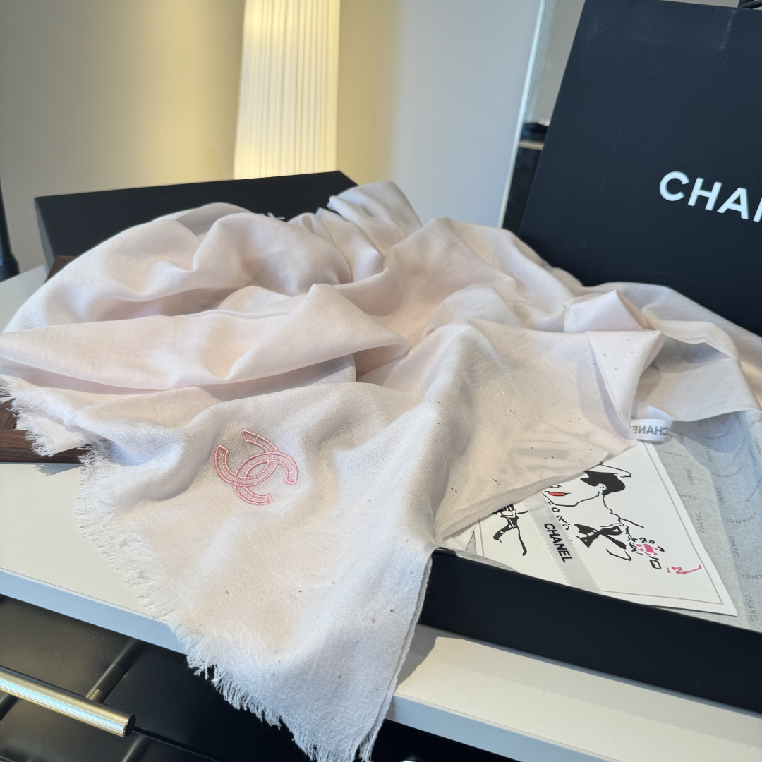Chanel 高仿雙C刺繡絲巾 粉紅柔霧色 輕奢質感款氣質單品|超A仿原單精品圖片 9 Chanel 高仿雙C刺繡絲巾 粉紅柔霧色 輕奢質感款氣質單品|歐美奢侈品精品推薦