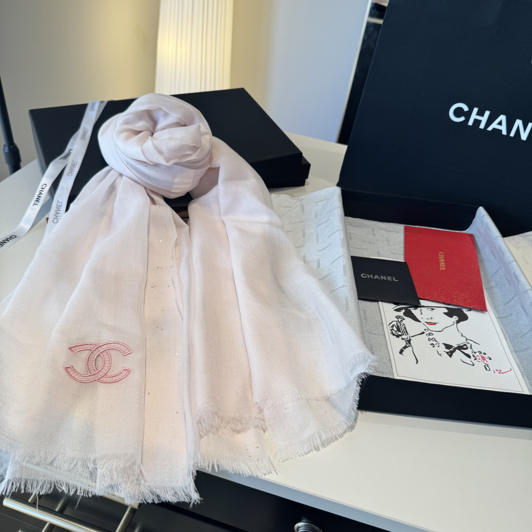 Chanel 高仿雙C刺繡絲巾 粉紅柔霧色 輕奢質感款氣質單品|超A仿原單精品圖片 8 Chanel 高仿雙C刺繡絲巾 粉紅柔霧色 輕奢質感款氣質單品|歐美奢侈品精品推薦