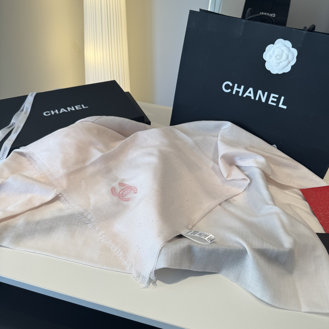 Chanel 高仿雙C刺繡絲巾 粉紅柔霧色 輕奢質感款氣質單品|超A仿原單精品圖片 7 Chanel 高仿雙C刺繡絲巾 粉紅柔霧色 輕奢質感款氣質單品|歐美奢侈品精品推薦