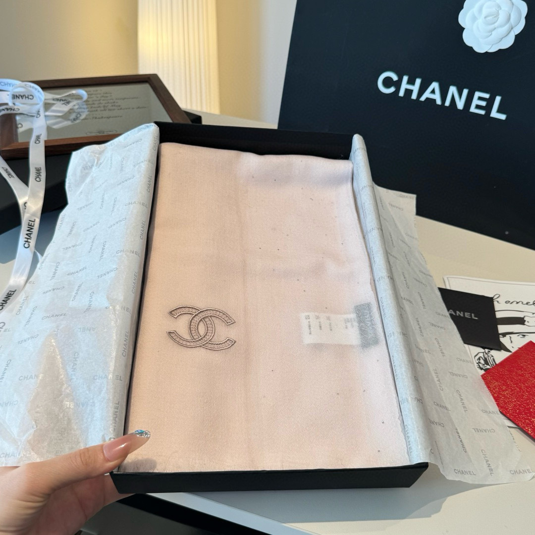 Chanel 高仿雙C標誌絲巾 奶茶粉刺繡優雅風 柔光氣息時尚單品