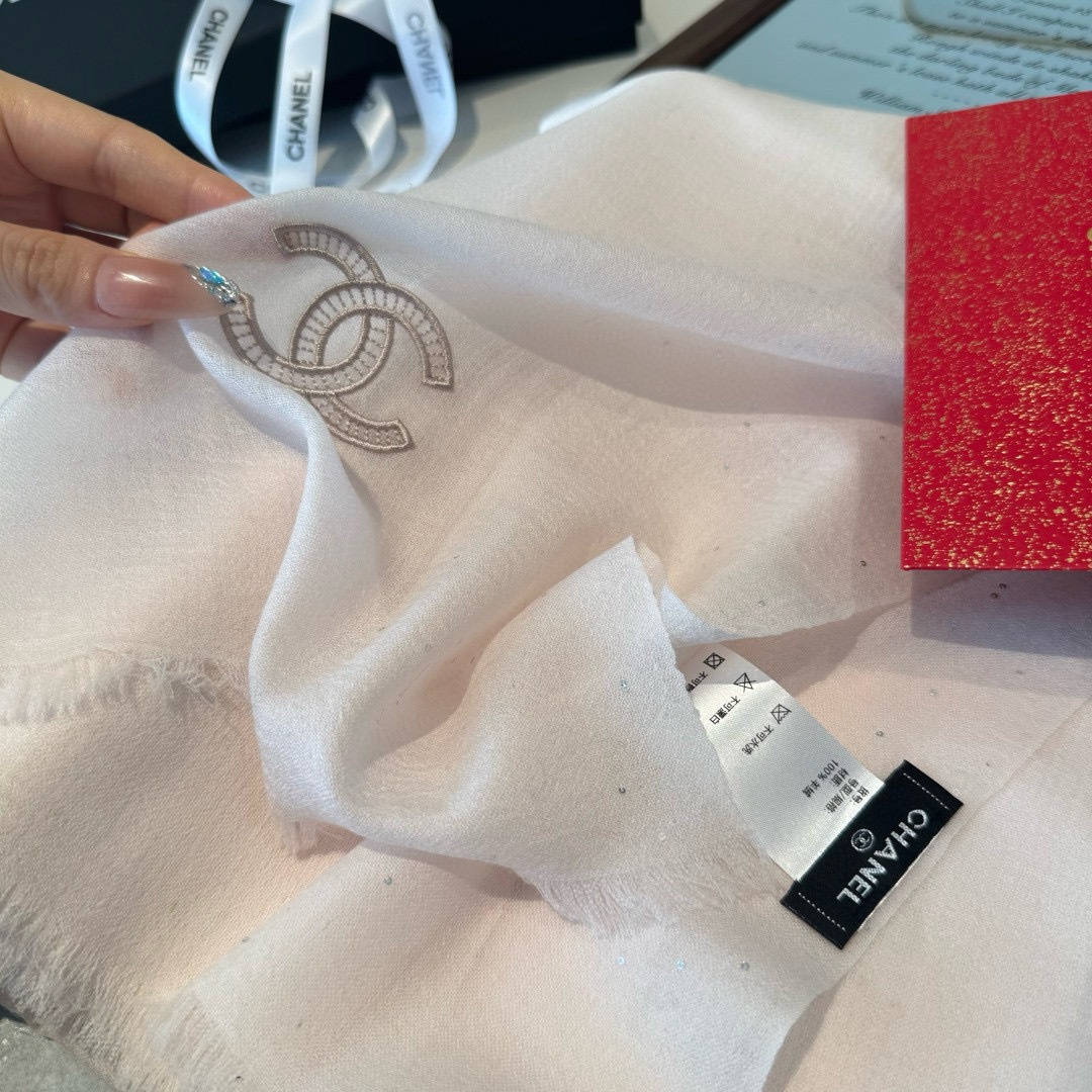 Chanel 高仿雙C標誌絲巾 奶茶粉刺繡優雅風 柔光氣息時尚單品｜歐美奢侈品精品推薦