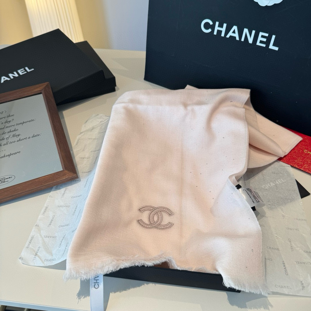 Chanel 高仿雙C標誌絲巾 奶茶粉刺繡優雅風 柔光氣息時尚單品｜歐美奢侈品精品推薦