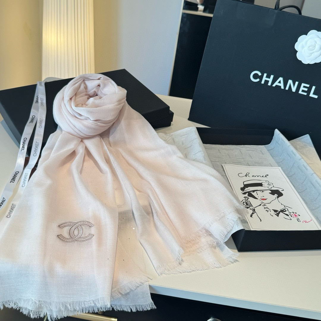 Chanel 高仿雙C標誌絲巾 奶茶粉刺繡優雅風 柔光氣息時尚單品｜歐美奢侈品精品推薦