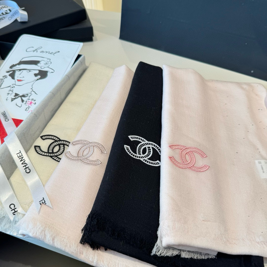 Chanel 高仿雙C標誌絲巾 奶茶粉刺繡優雅風 柔光氣息時尚單品｜歐美奢侈品精品推薦