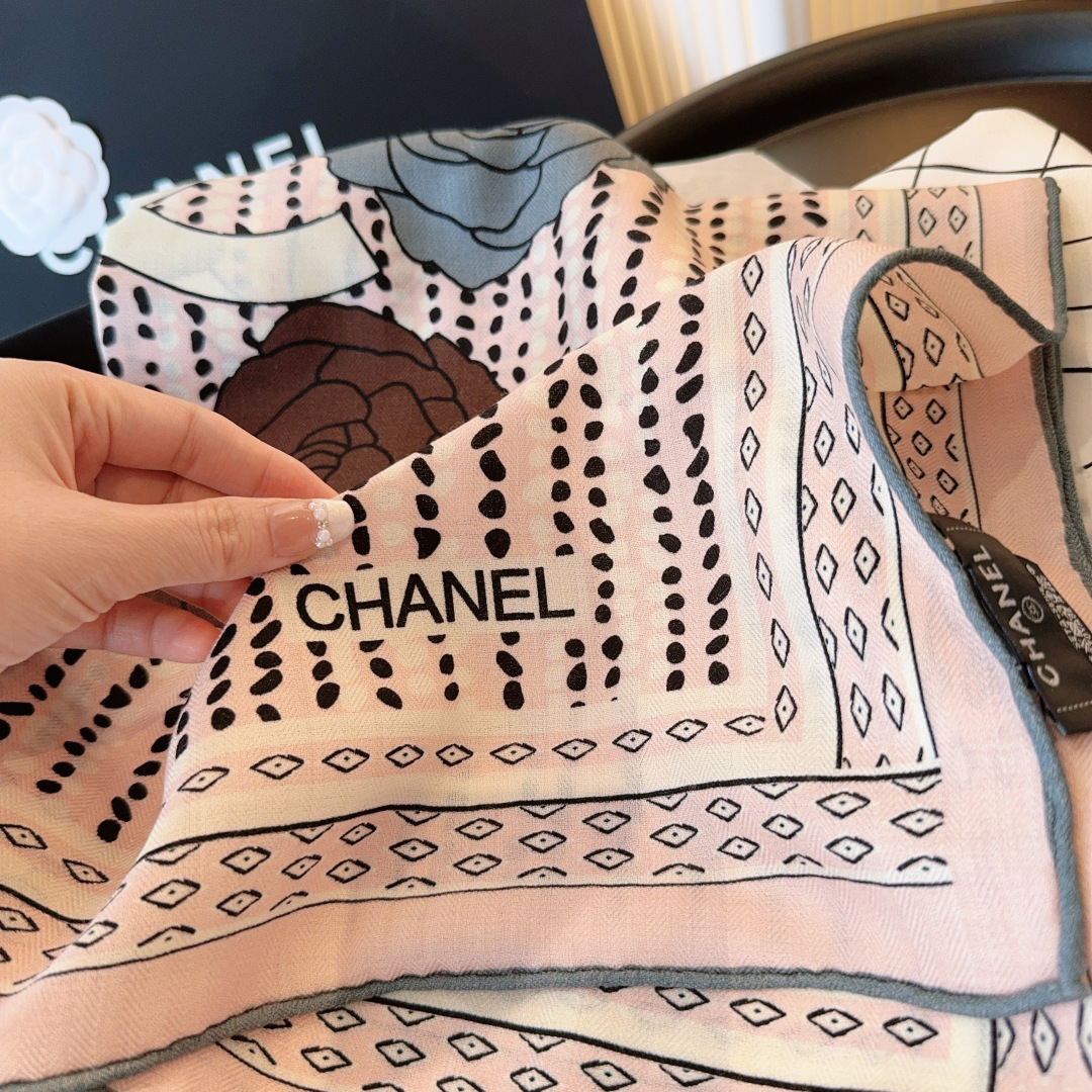Chanel 原單幾何山茶花絲巾 粉色點陣與品牌字樣 拼接時尚新潮款