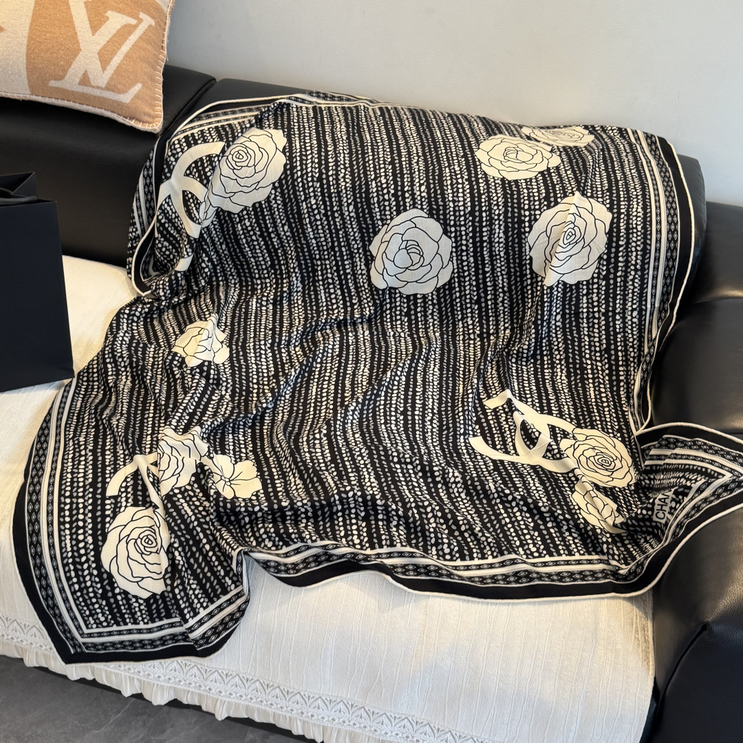 Chanel 精品仿製黑白絲巾 幾何山茶花圖騰 對比風格經典款