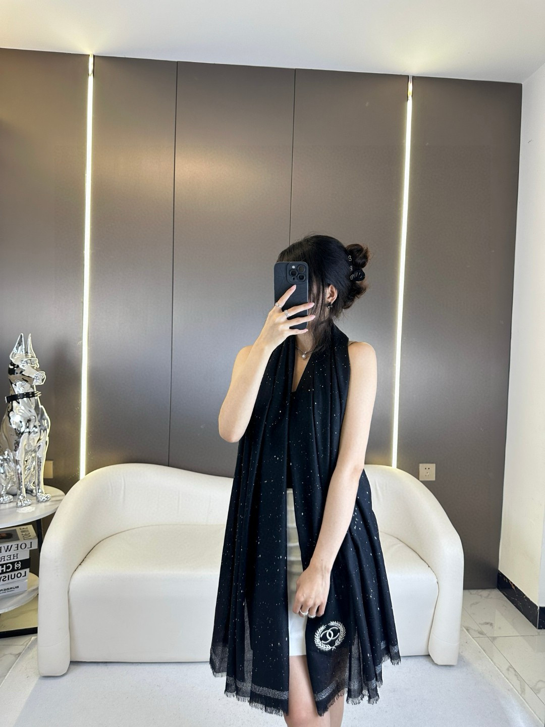 Chanel 高仿黑底銀蔥絲巾 雙C月桂標誌星光閃耀設計款|超A仿原單精品圖片 6 Chanel 高仿黑底銀蔥絲巾 雙C月桂標誌星光閃耀設計款|歐美奢侈品精品推薦