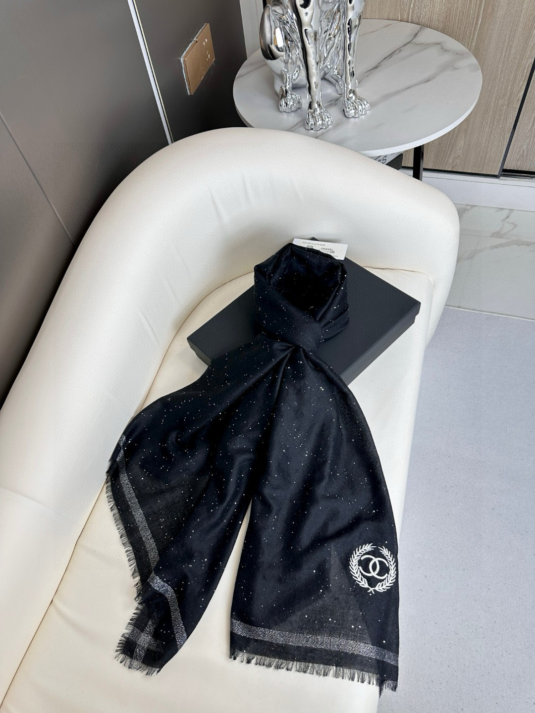 Chanel 高仿黑底銀蔥絲巾 雙C月桂標誌星光閃耀設計款|超A仿原單精品圖片 12 Chanel 高仿黑底銀蔥絲巾 雙C月桂標誌星光閃耀設計款|歐美奢侈品精品推薦