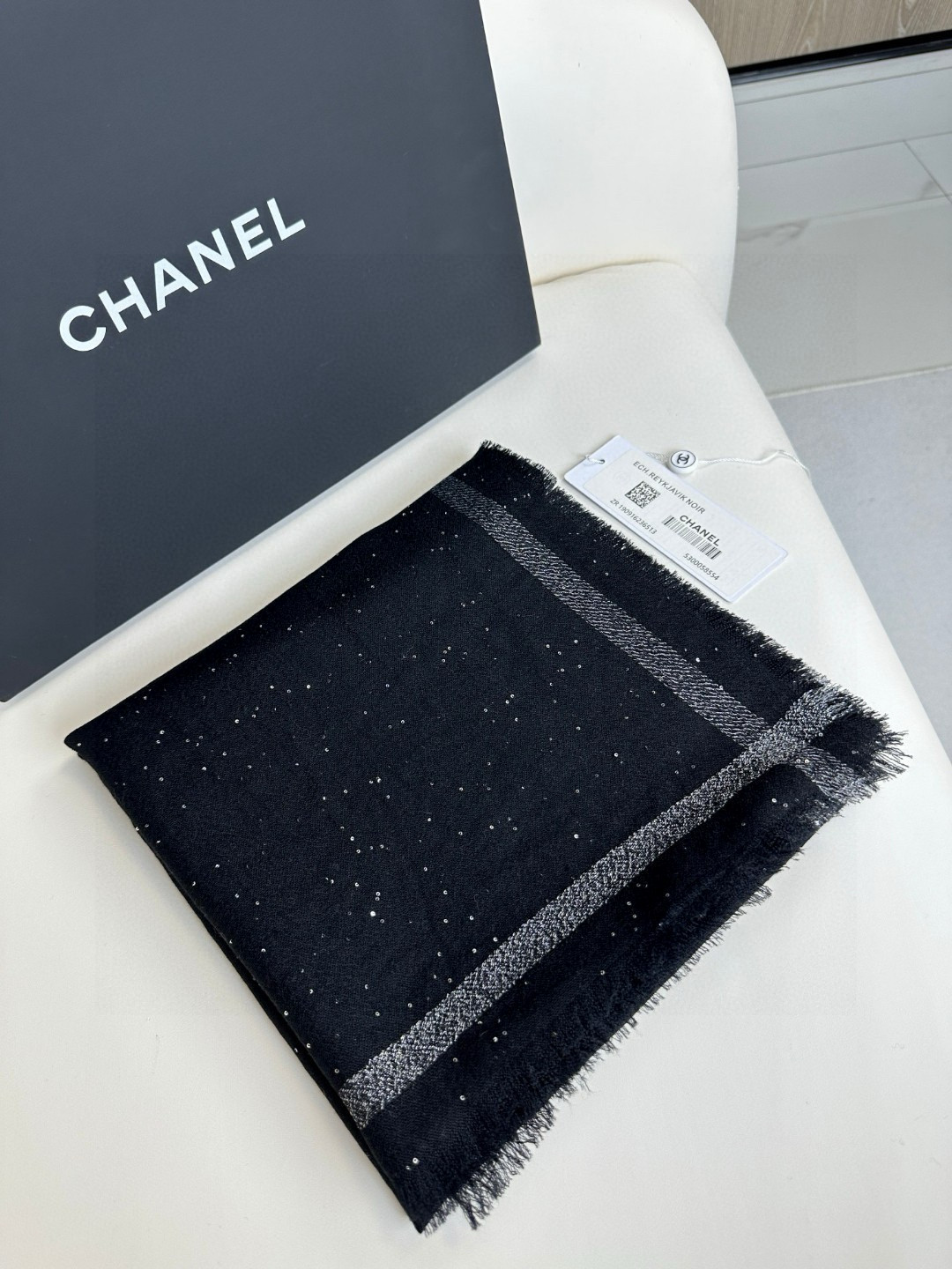 Chanel 高仿黑底銀蔥絲巾 雙C月桂標誌星光閃耀設計款|超A仿原單精品圖片 8 Chanel 高仿黑底銀蔥絲巾 雙C月桂標誌星光閃耀設計款|歐美奢侈品精品推薦