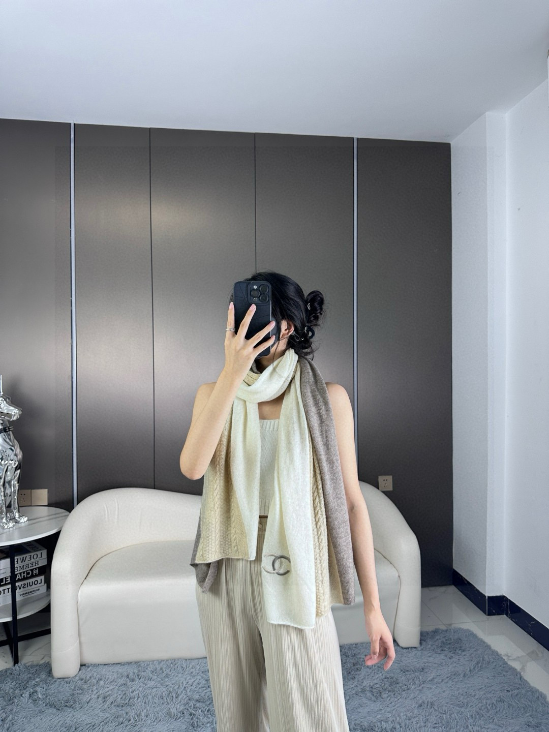 Chanel 高仿拼色針織圍巾 奶茶色系柔暖百搭 2025秋冬新品|超A仿原單精品圖片 13 Chanel 高仿拼色針織圍巾 奶茶色系柔暖百搭 2025秋冬新品|歐美奢侈品精品推薦