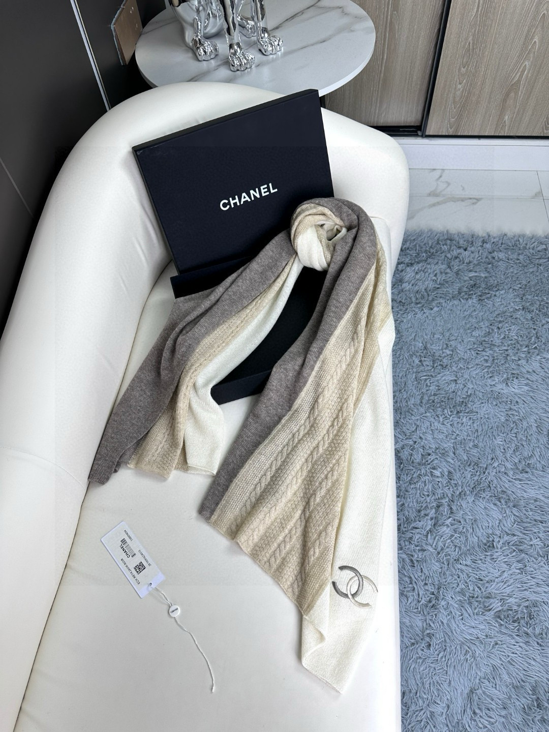 Chanel 高仿拼色針織圍巾 奶茶色系柔暖百搭 2025秋冬新品|超A仿原單精品圖片 11 Chanel 高仿拼色針織圍巾 奶茶色系柔暖百搭 2025秋冬新品|歐美奢侈品精品推薦