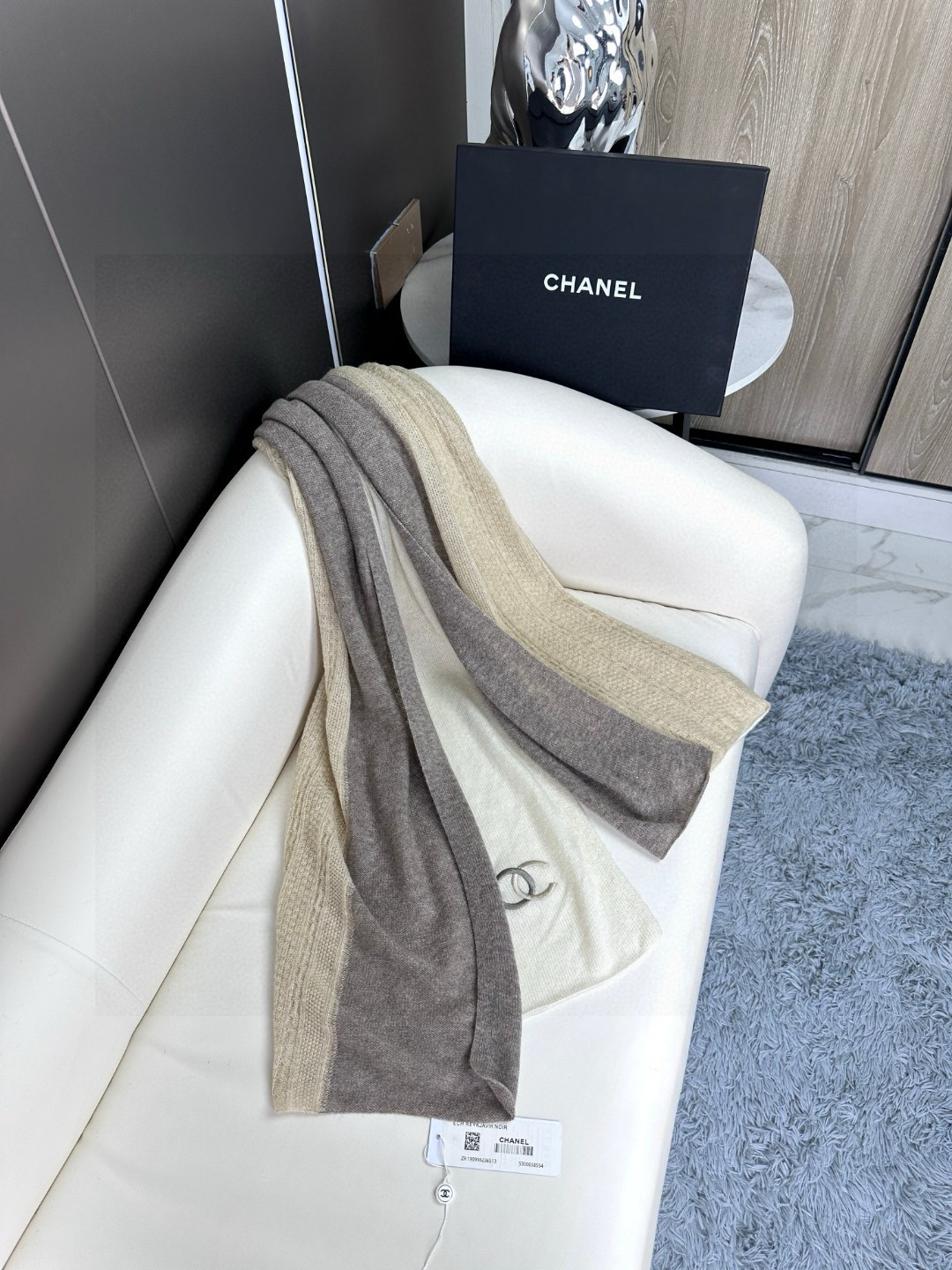 Chanel 高仿拼色針織圍巾 奶茶色系柔暖百搭 2025秋冬新品|超A仿原單精品圖片 10 Chanel 高仿拼色針織圍巾 奶茶色系柔暖百搭 2025秋冬新品|歐美奢侈品精品推薦