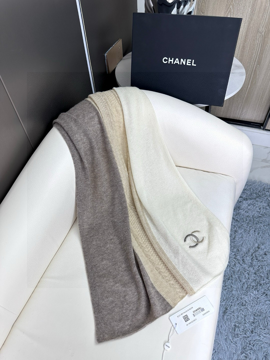 Chanel 高仿拼色針織圍巾 奶茶色系柔暖百搭 2025秋冬新品|超A仿原單精品圖片 9 Chanel 高仿拼色針織圍巾 奶茶色系柔暖百搭 2025秋冬新品|歐美奢侈品精品推薦