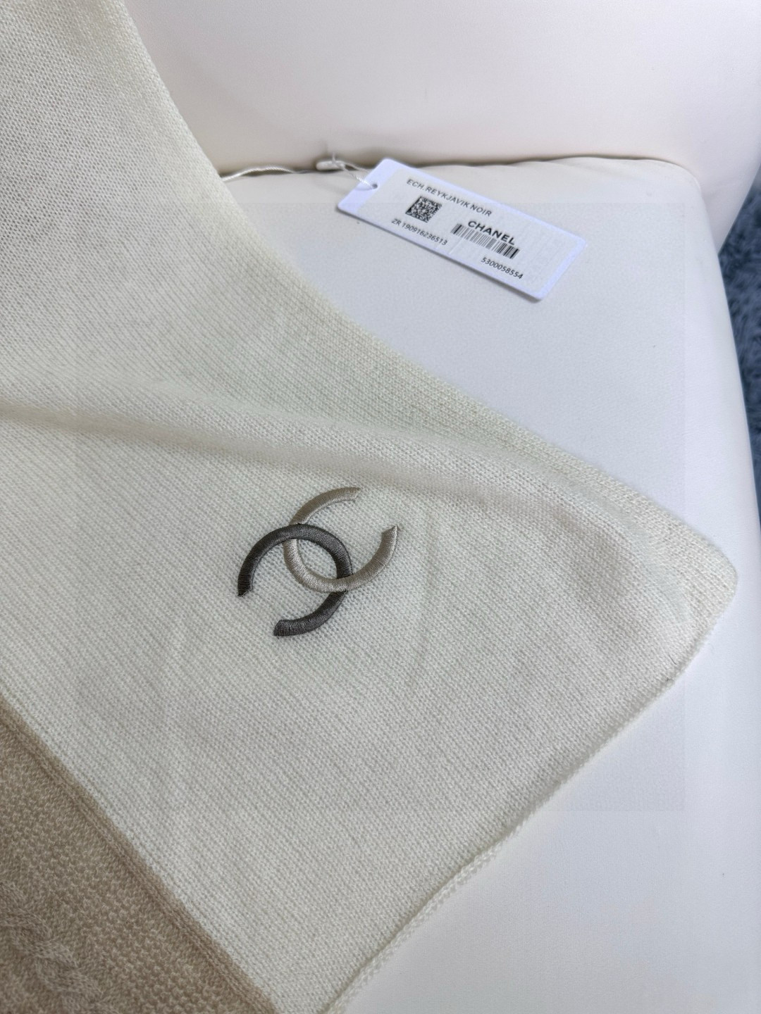 Chanel 高仿拼色針織圍巾 奶茶色系柔暖百搭 2025秋冬新品|超A仿原單精品圖片 8 Chanel 高仿拼色針織圍巾 奶茶色系柔暖百搭 2025秋冬新品|歐美奢侈品精品推薦