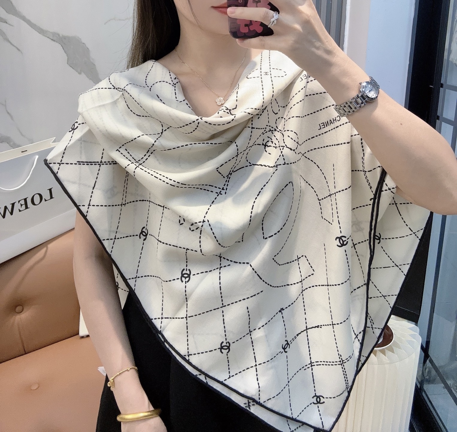 Chanel A貨雙C菱格絲巾 白底黑線圖樣設計款 經典時尚可疊搭｜歐美奢侈品精品推薦