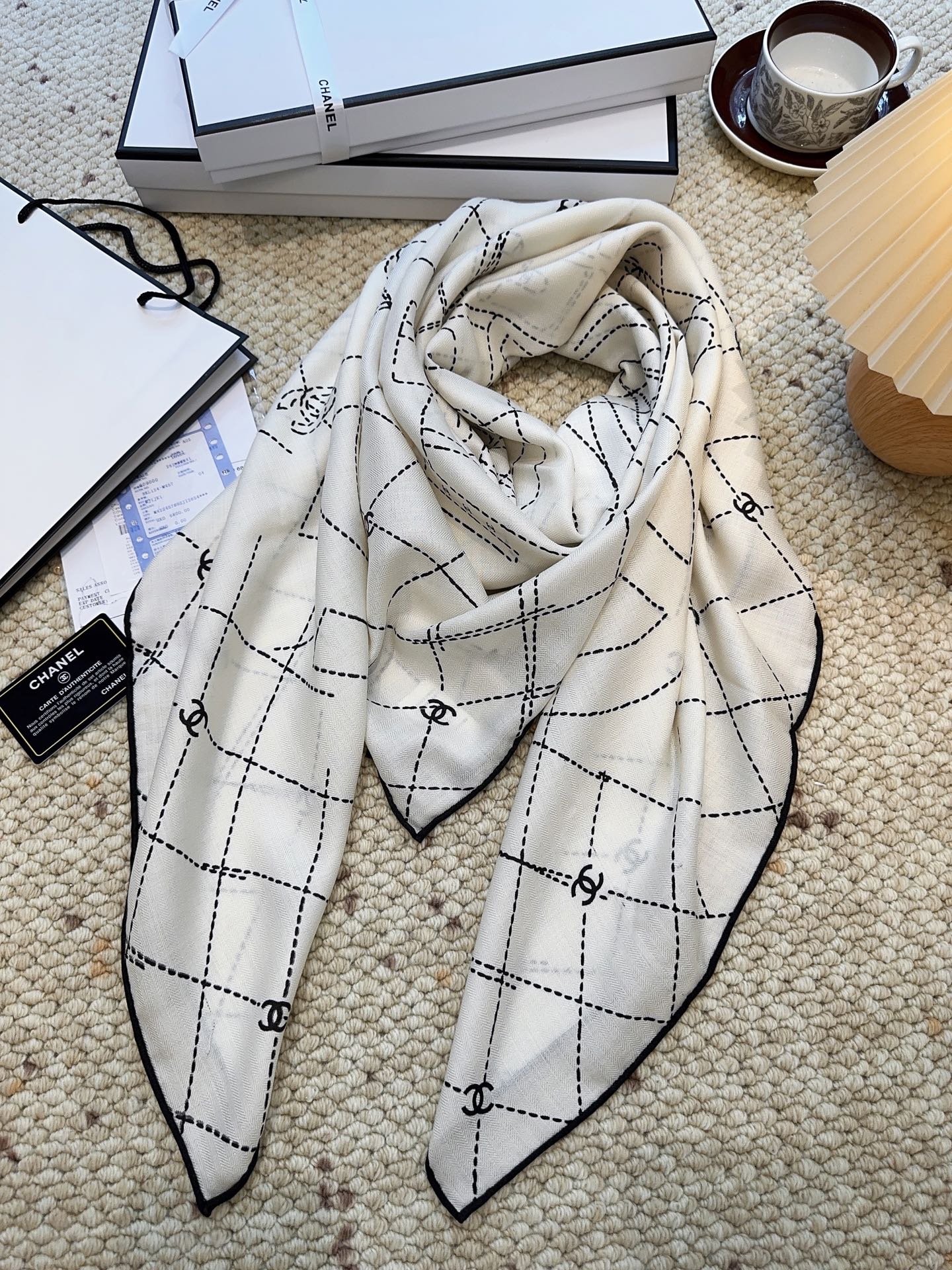 Chanel A貨雙C菱格絲巾 白底黑線圖樣設計款 經典時尚可疊搭