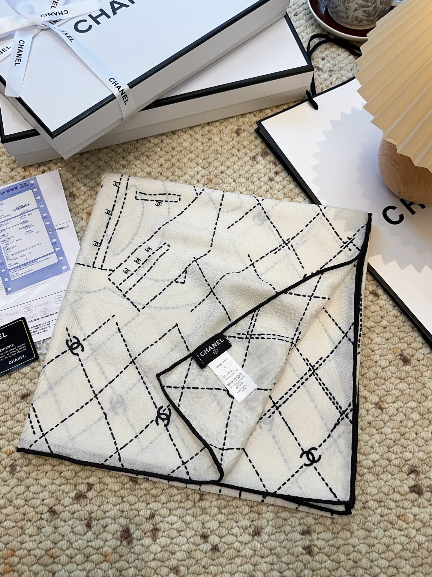 Chanel A貨雙C菱格絲巾 白底黑線圖樣設計款 經典時尚可疊搭｜歐美奢侈品精品推薦