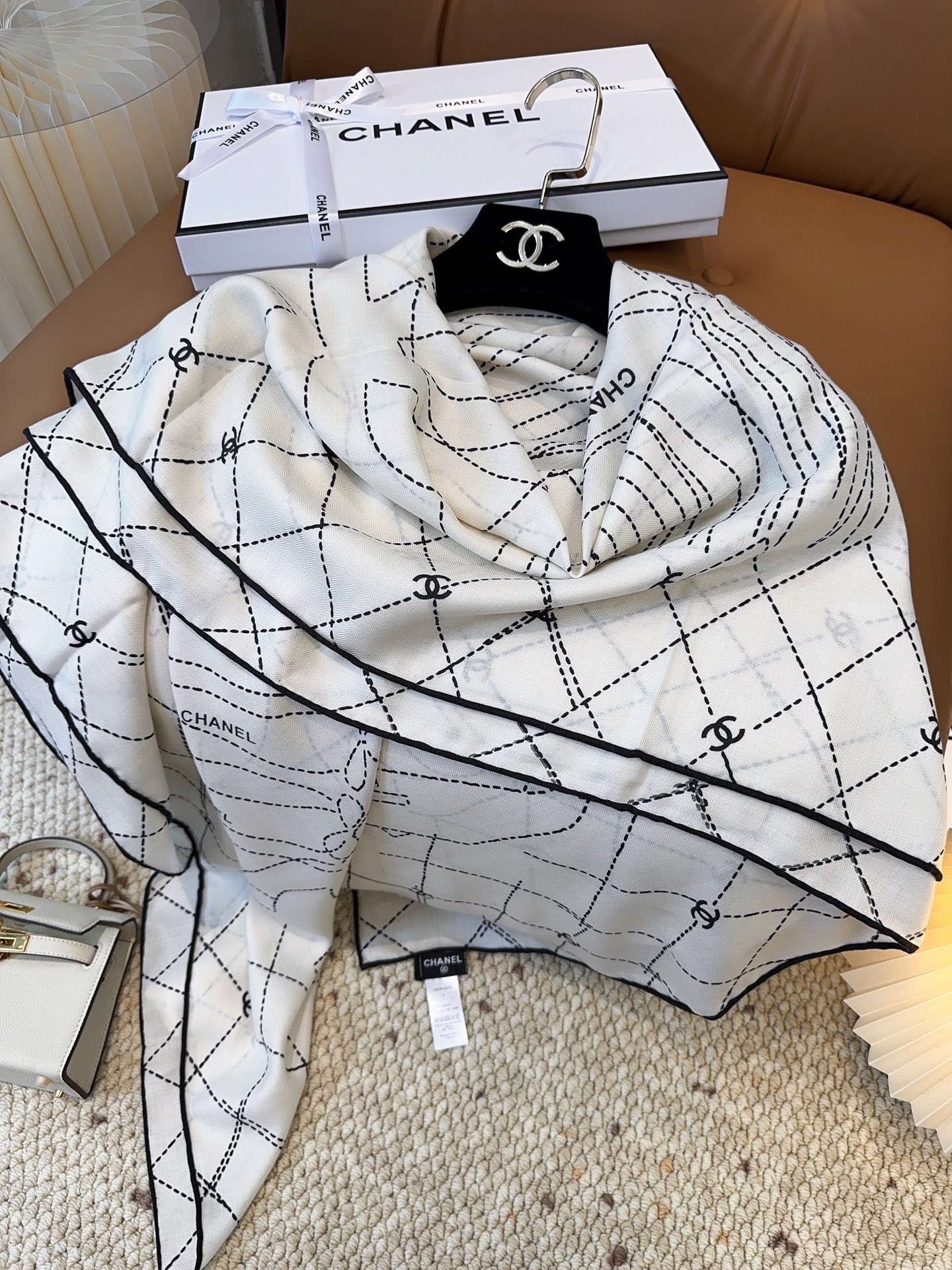 Chanel A貨雙C菱格絲巾 白底黑線圖樣設計款 經典時尚可疊搭｜歐美奢侈品精品推薦