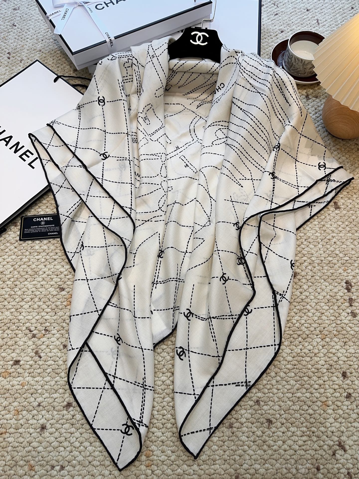 Chanel A貨雙C菱格絲巾 白底黑線圖樣設計款 經典時尚可疊搭｜歐美奢侈品精品推薦