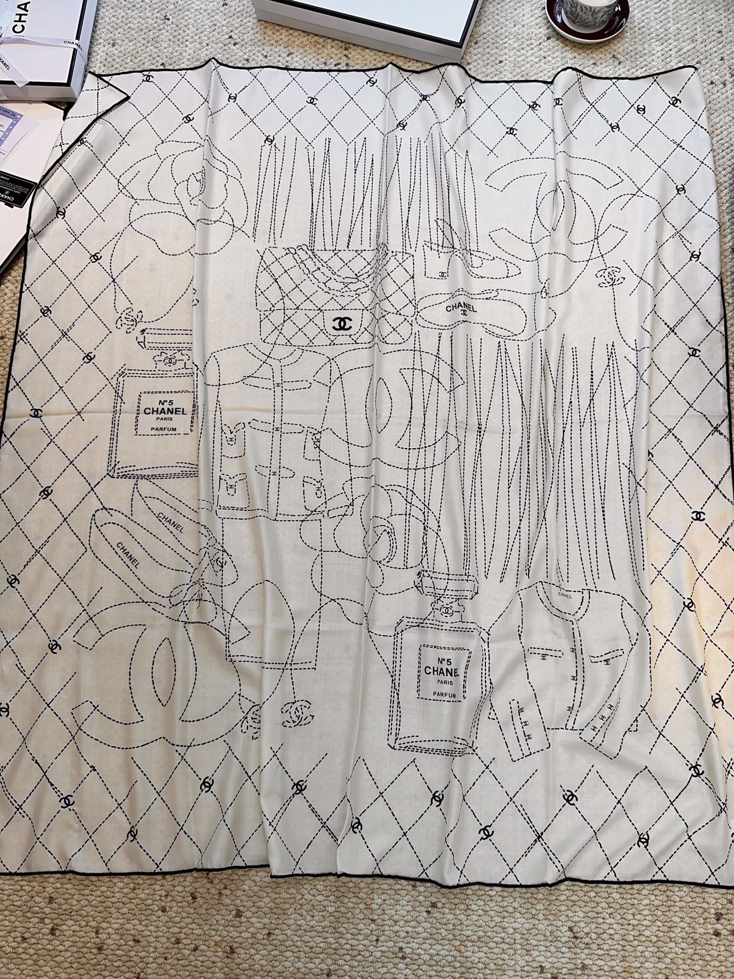 Chanel A貨雙C菱格絲巾 白底黑線圖樣設計款 經典時尚可疊搭｜歐美奢侈品精品推薦
