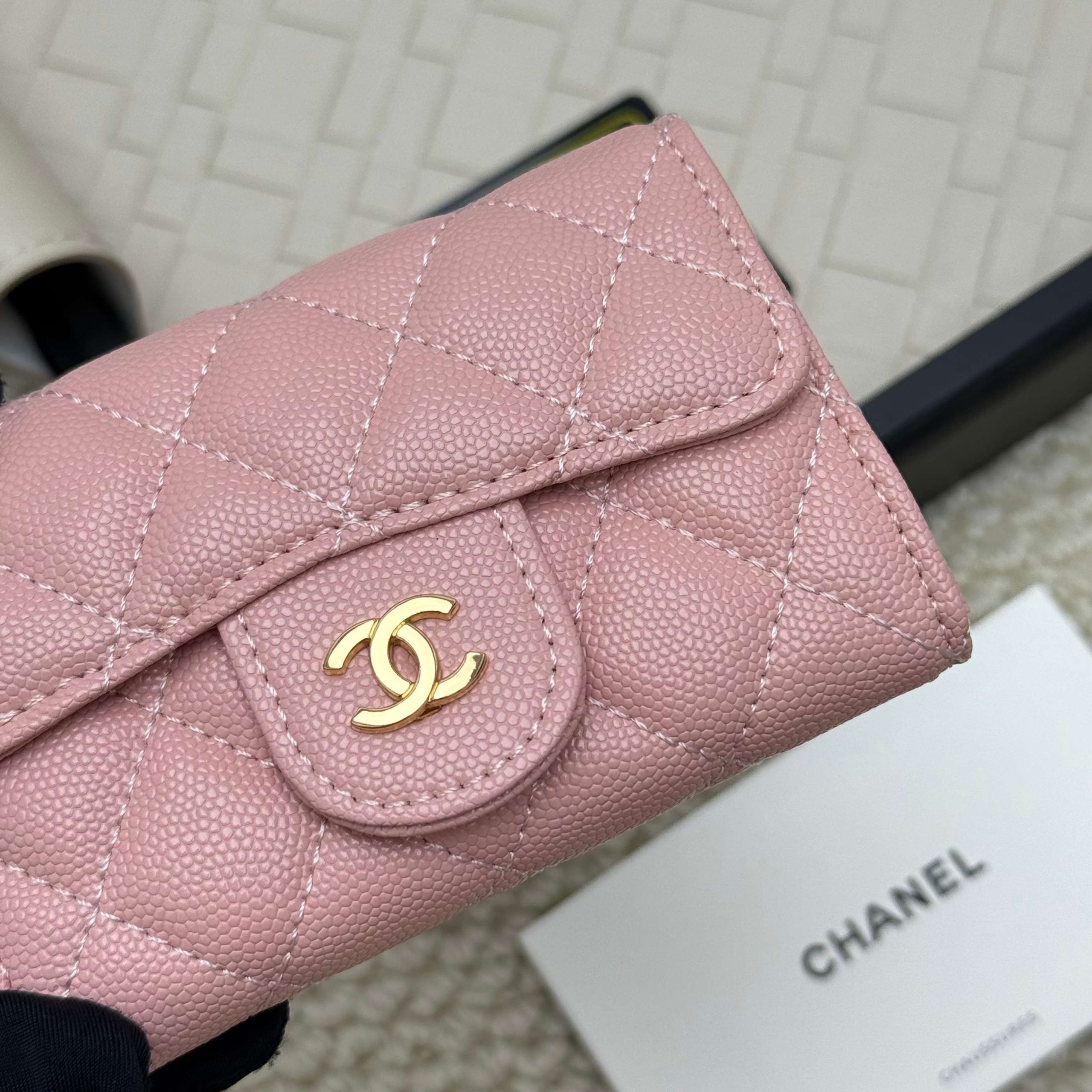 Chanel高仿粉裸色短夾 淡雅配色女生日常百搭小皮夾｜歐美奢侈品精品推薦