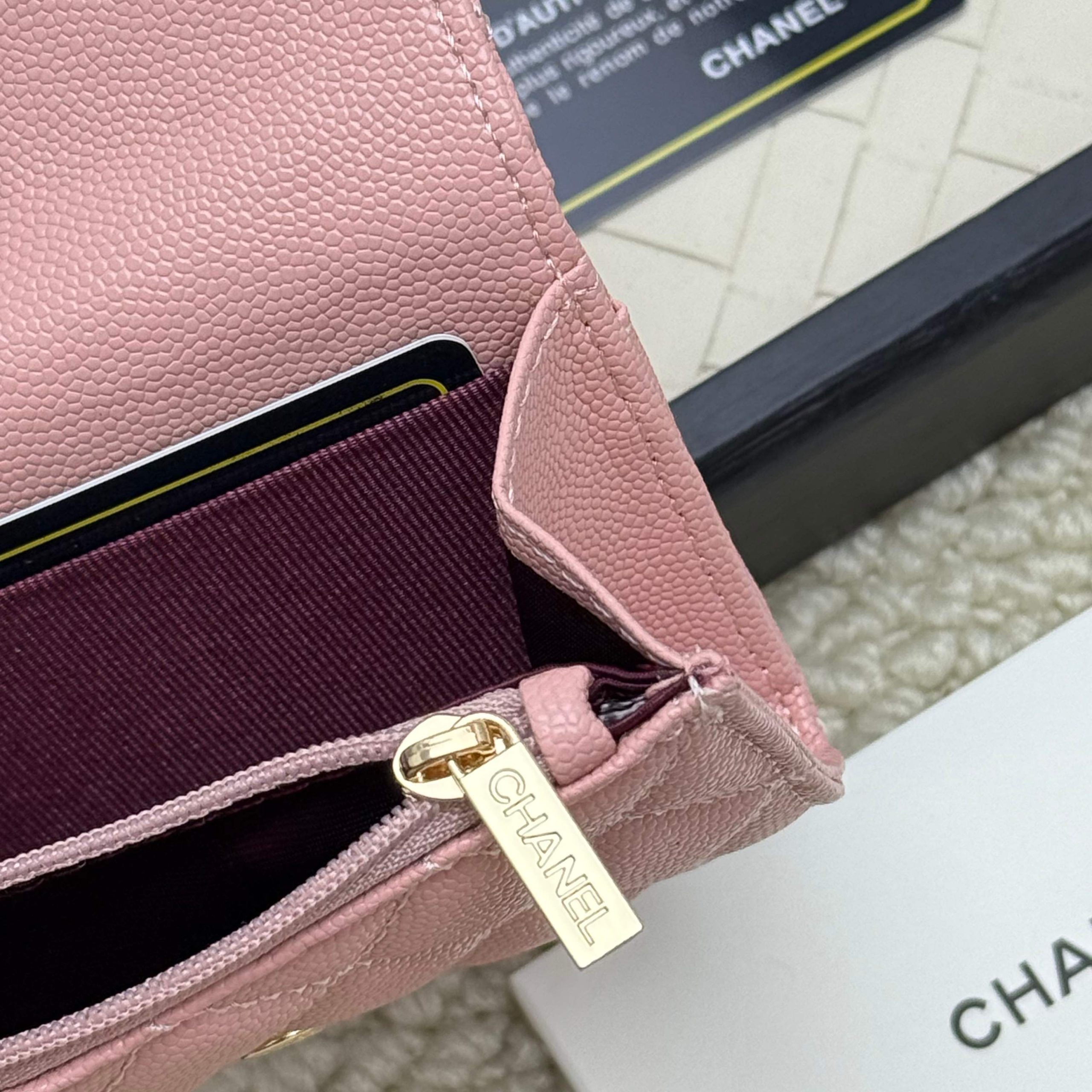 Chanel高仿粉裸色短夾 淡雅配色女生日常百搭小皮夾｜歐美奢侈品精品推薦