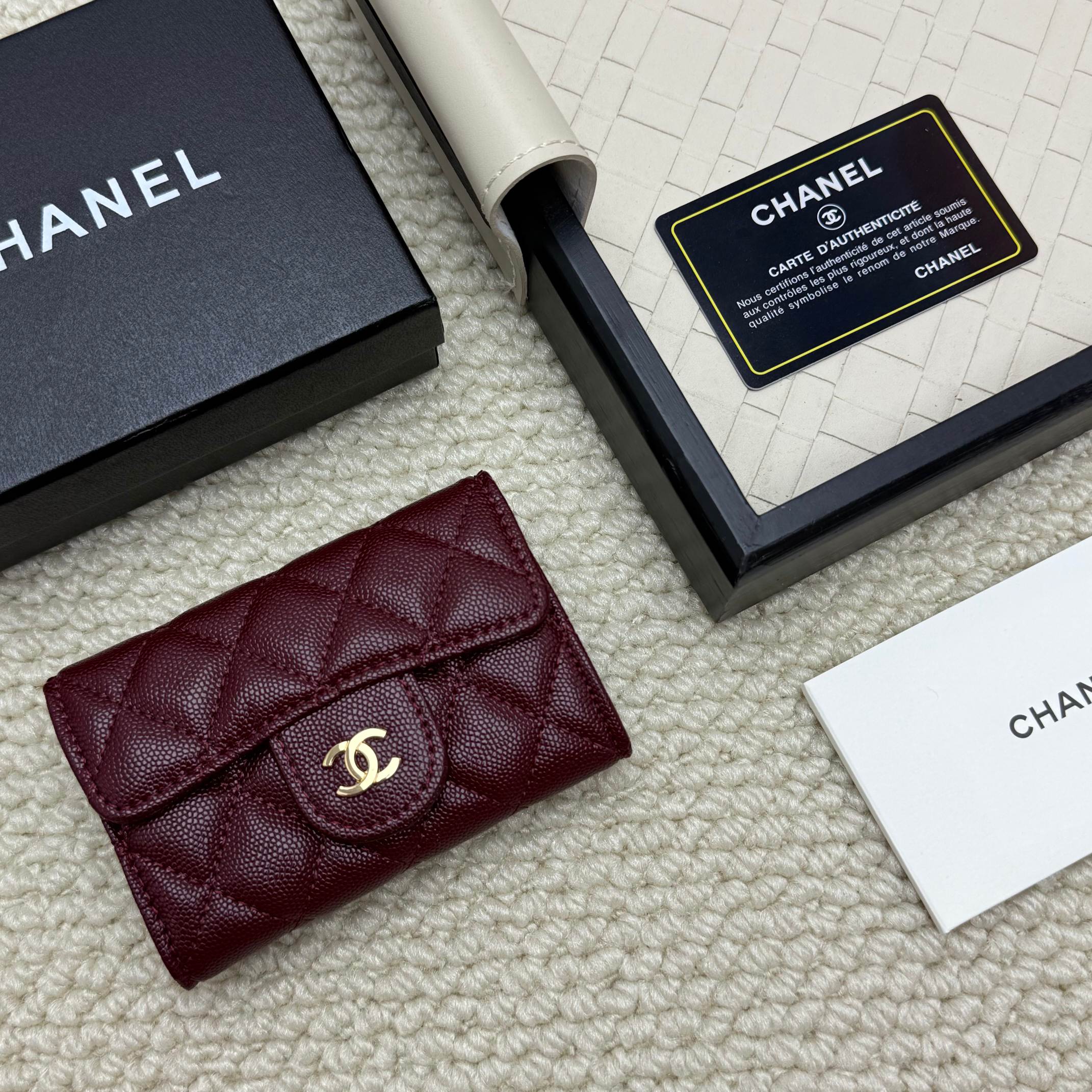 Chanel一比一酒紅短夾 經典金扣皮革沉穩設計