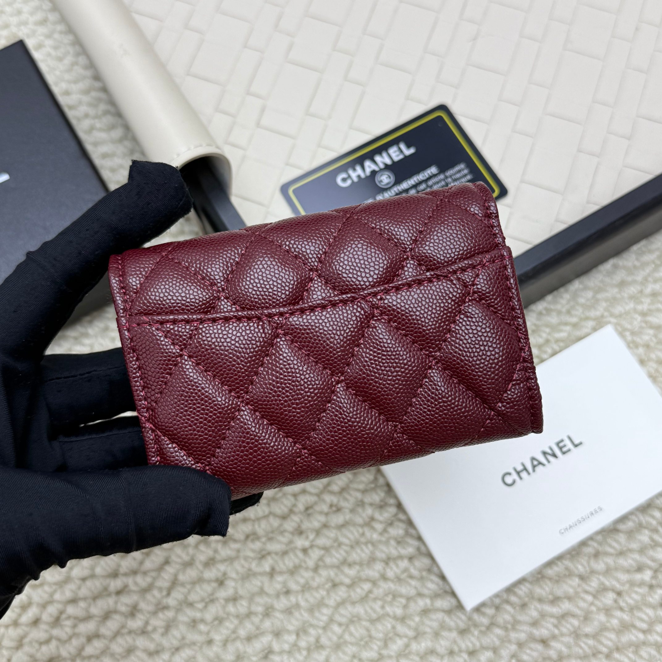 Chanel一比一酒紅短夾 經典金扣皮革沉穩設計｜歐美奢侈品精品推薦