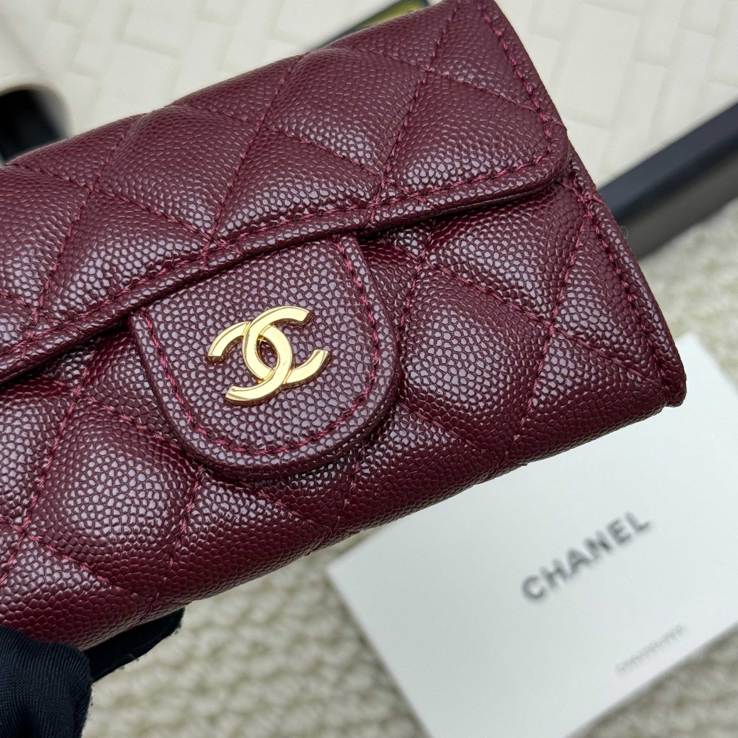 Chanel一比一酒紅短夾 經典金扣皮革沉穩設計｜歐美奢侈品精品推薦