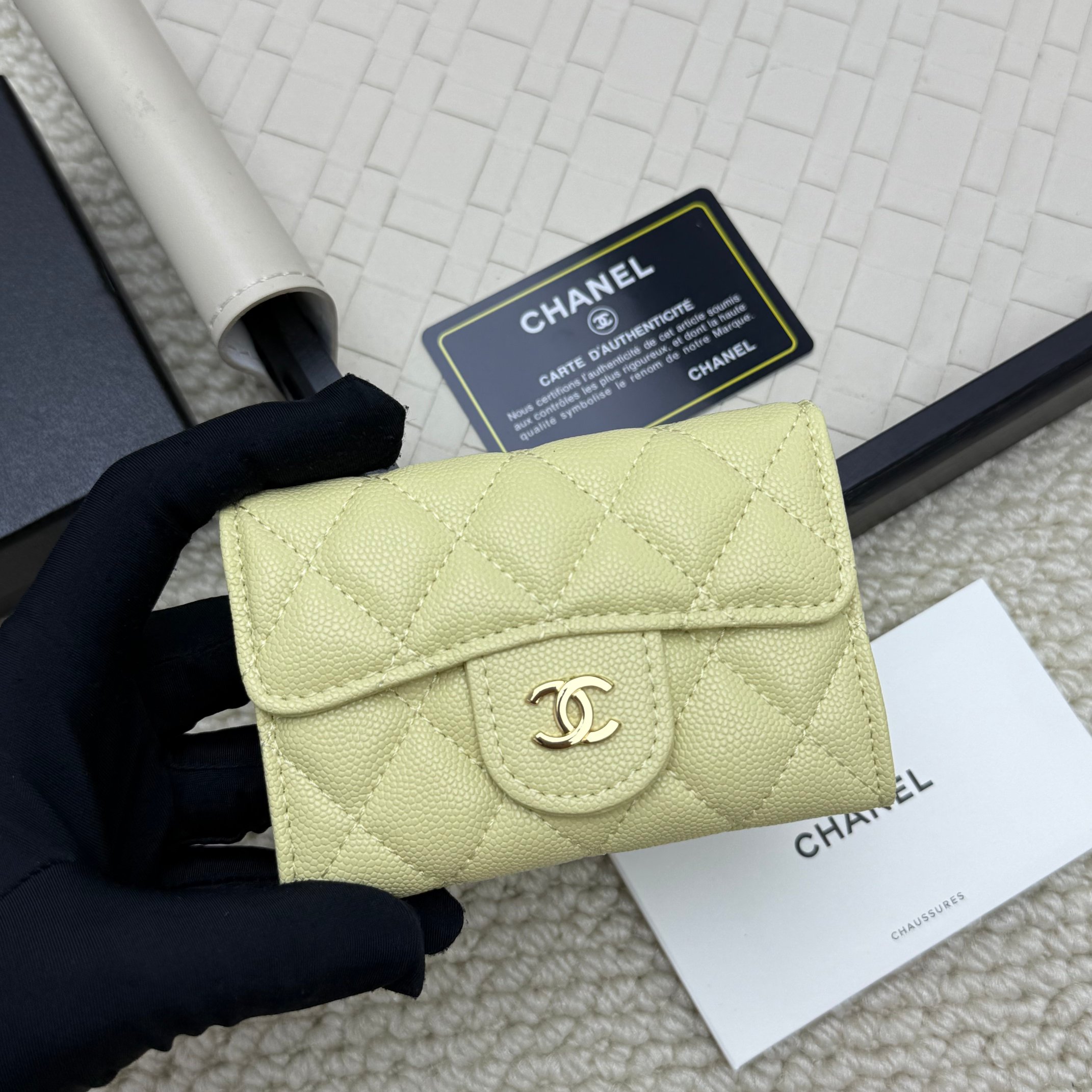 Chanel高仿奶油黃短夾 明亮柔和色系設計 女生必備百搭皮夾|超A仿原單精品圖片 11 Chanel高仿奶油黃短夾 明亮柔和色系設計 女生必備百搭皮夾|歐美奢侈品精品推薦