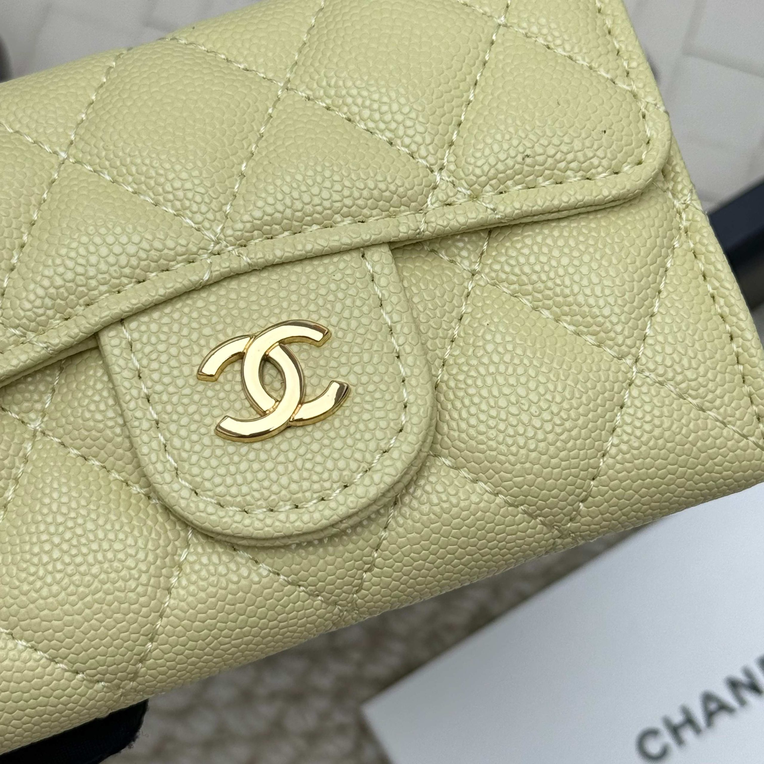 Chanel高仿奶油黃短夾 明亮柔和色系設計 女生必備百搭皮夾｜歐美奢侈品精品推薦