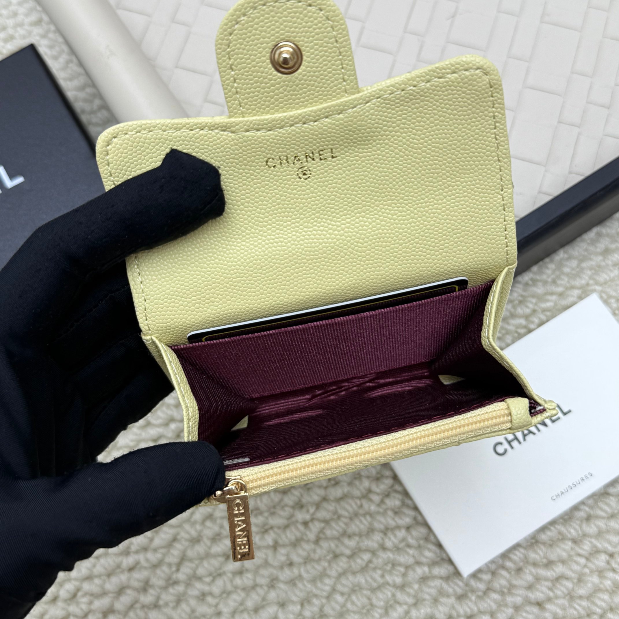 Chanel高仿奶油黃短夾 明亮柔和色系設計 女生必備百搭皮夾｜歐美奢侈品精品推薦