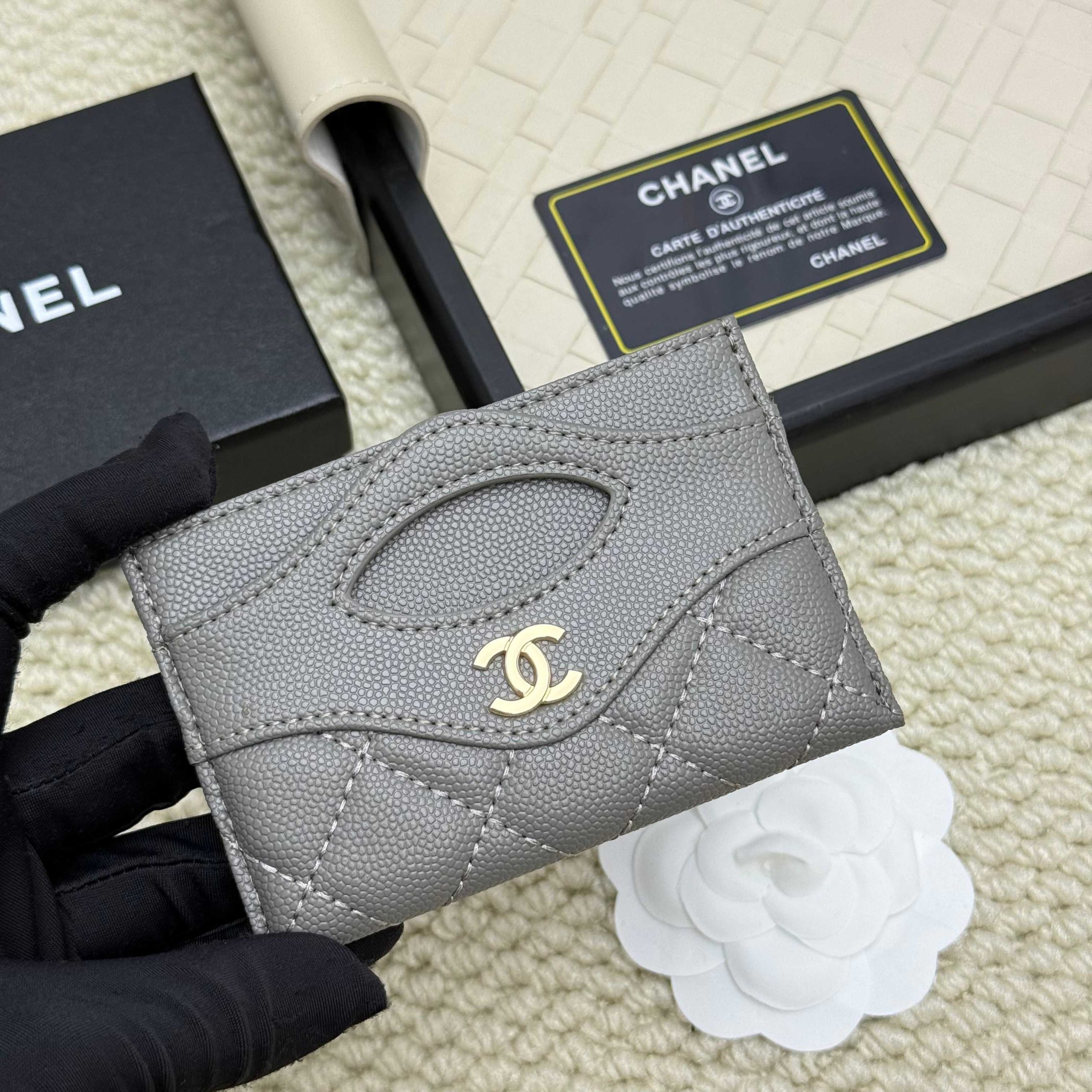 Chanel 高仿女士短夾簡約灰色款 經典菱格紋小巧時尚|超A仿原單精品圖片 11 Chanel 高仿女士短夾簡約灰色款 經典菱格紋小巧時尚|歐美奢侈品精品推薦
