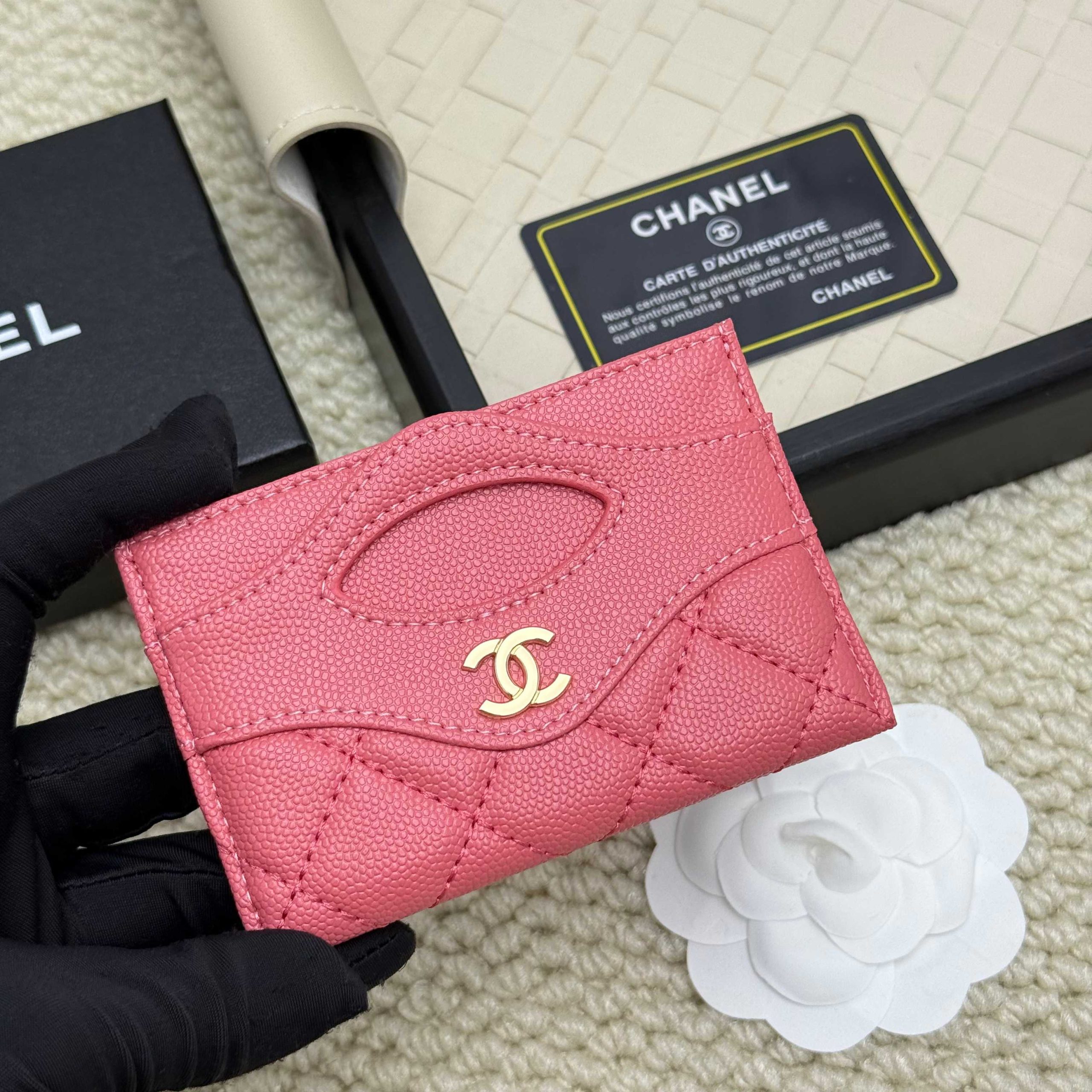 Chanel 一比一女士短夾粉色柔美款 輕甜配色高還原|超A仿原單精品圖片 11 Chanel 一比一女士短夾粉色柔美款 輕甜配色高還原|歐美奢侈品精品推薦