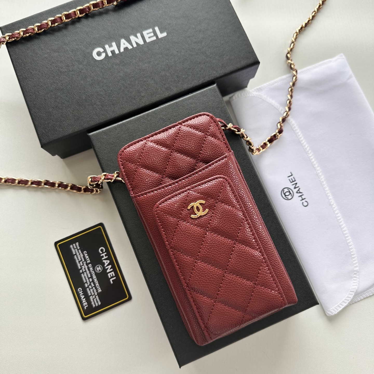 Chanel 高仿女士手機斜背卡夾酒紅鏈條款 時尚與功能融合