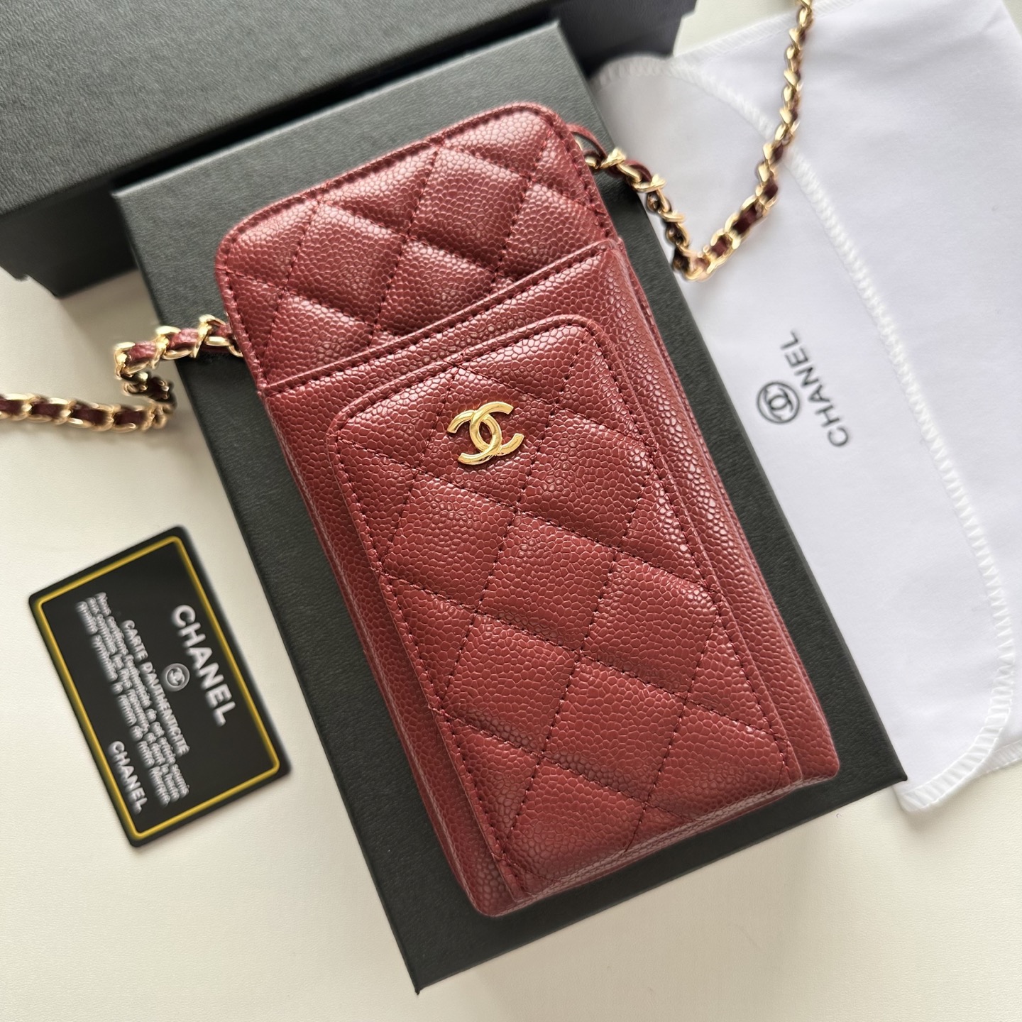 Chanel 高仿女士手機斜背卡夾酒紅鏈條款 時尚與功能融合｜歐美奢侈品精品推薦