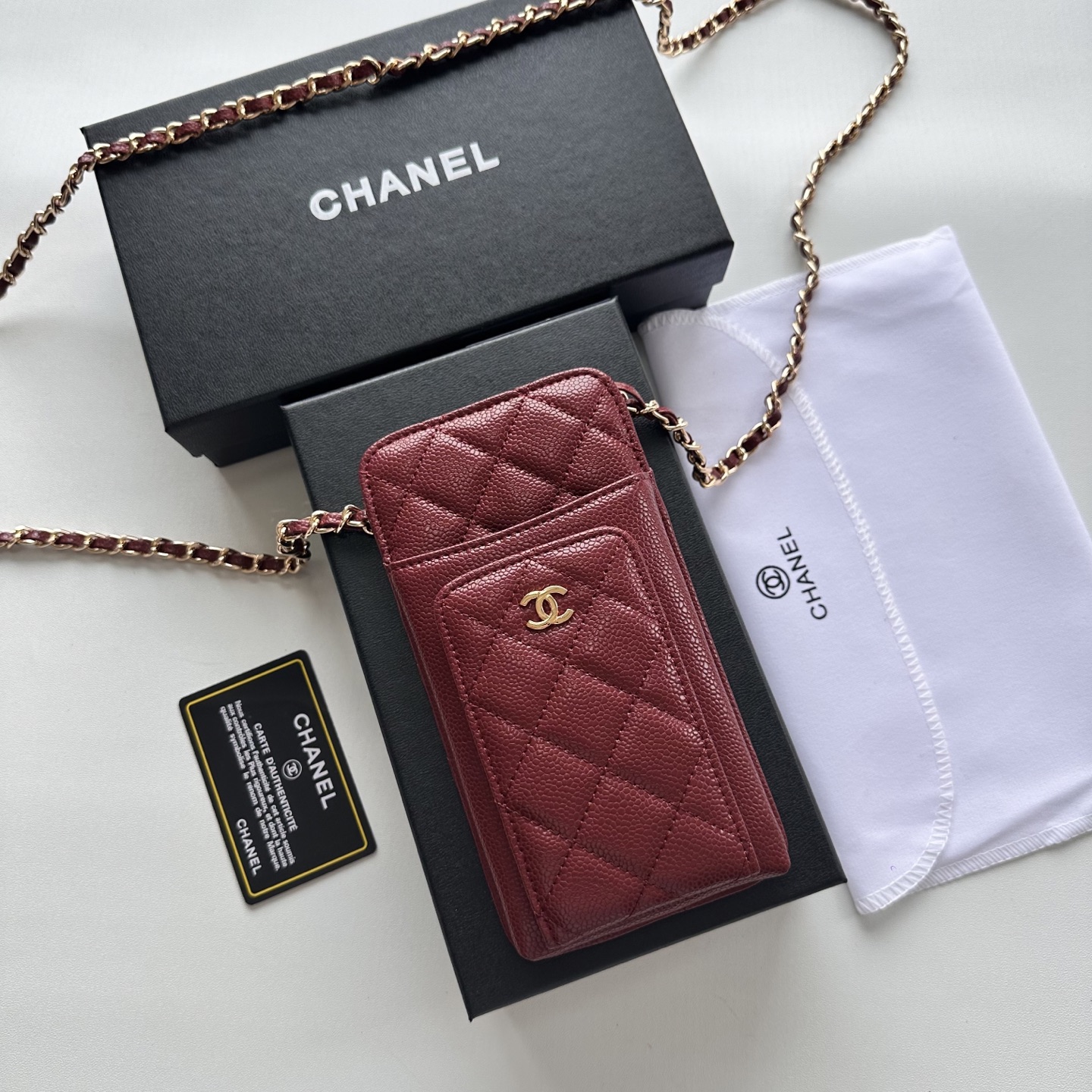 Chanel 高仿女士手機斜背卡夾酒紅鏈條款 時尚與功能融合｜歐美奢侈品精品推薦