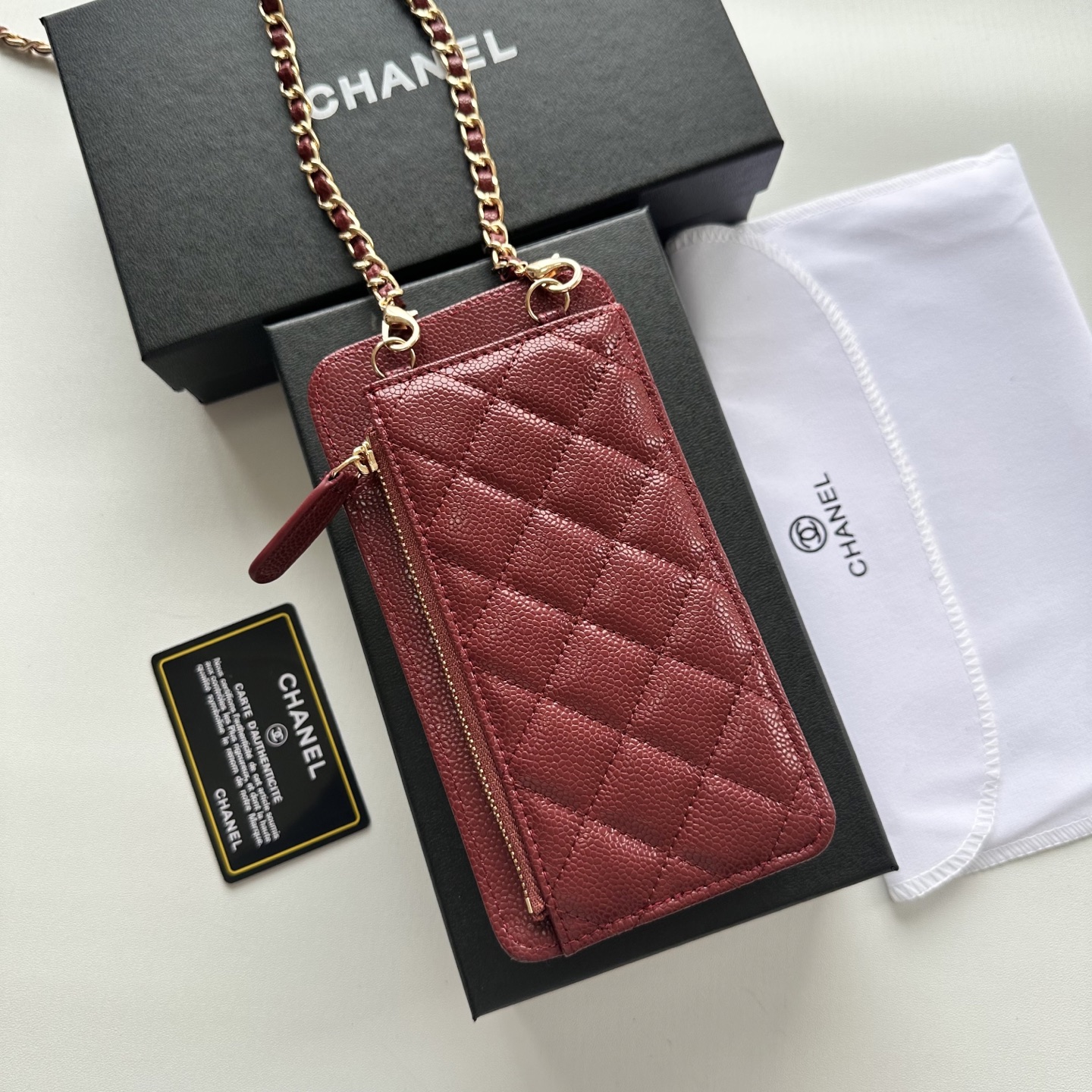 Chanel 高仿女士手機斜背卡夾酒紅鏈條款 時尚與功能融合｜歐美奢侈品精品推薦