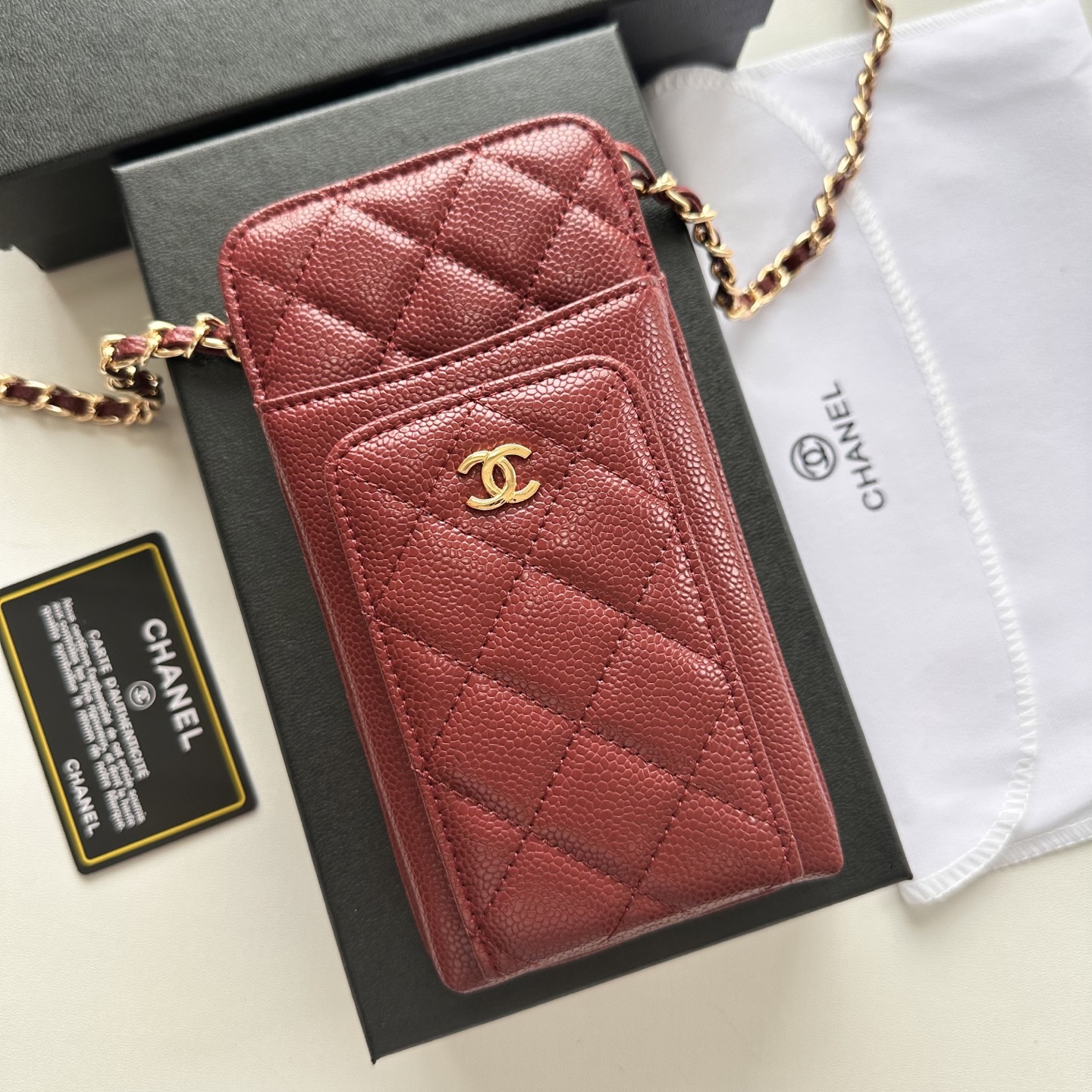 Chanel 高仿女士手機斜背卡夾酒紅鏈條款 時尚與功能融合｜歐美奢侈品精品推薦