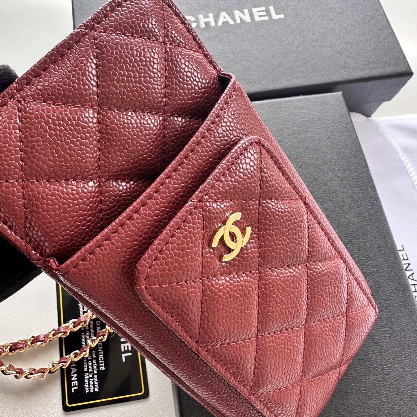 Chanel 高仿女士手機斜背卡夾酒紅鏈條款 時尚與功能融合｜歐美奢侈品精品推薦