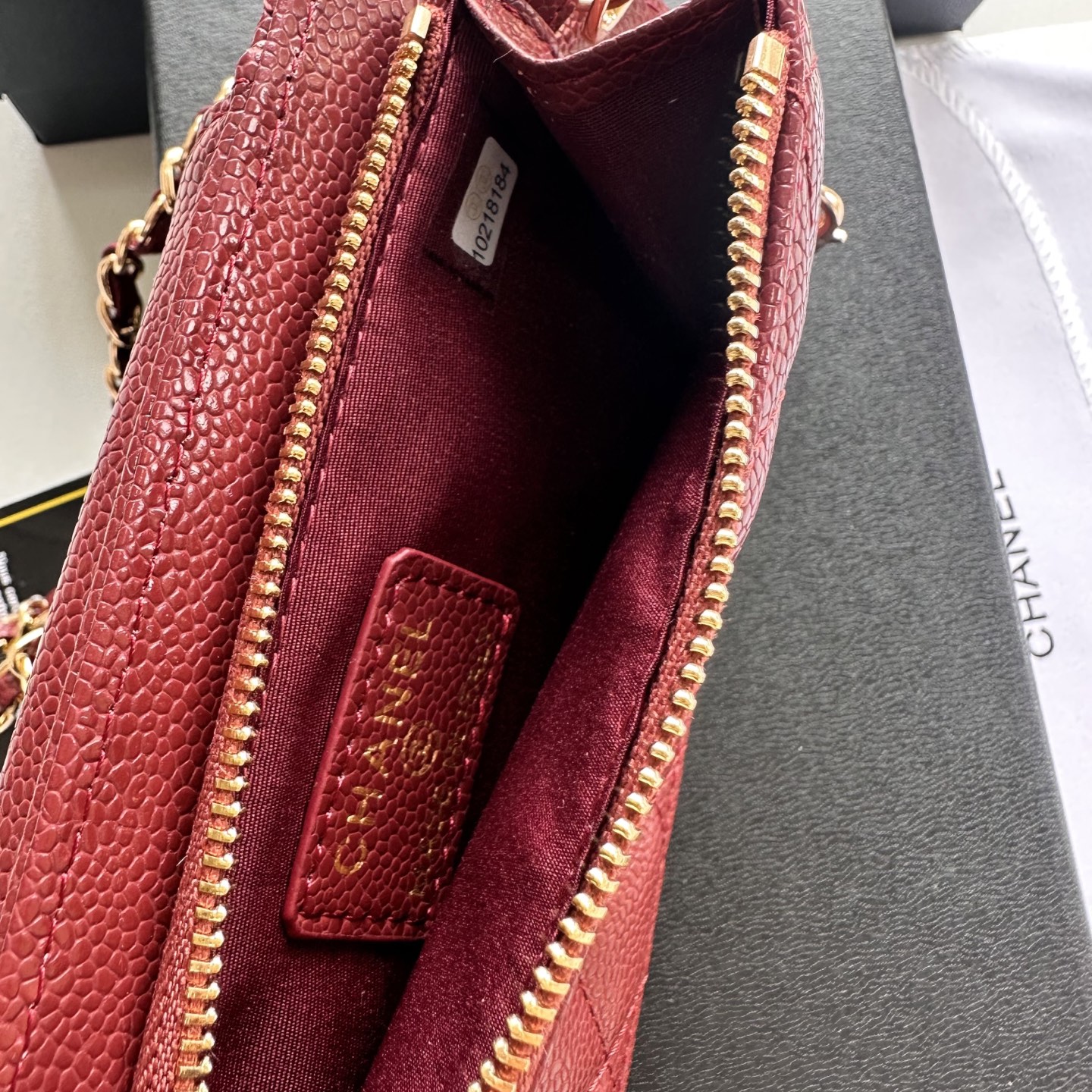 Chanel 高仿女士手機斜背卡夾酒紅鏈條款 時尚與功能融合｜歐美奢侈品精品推薦